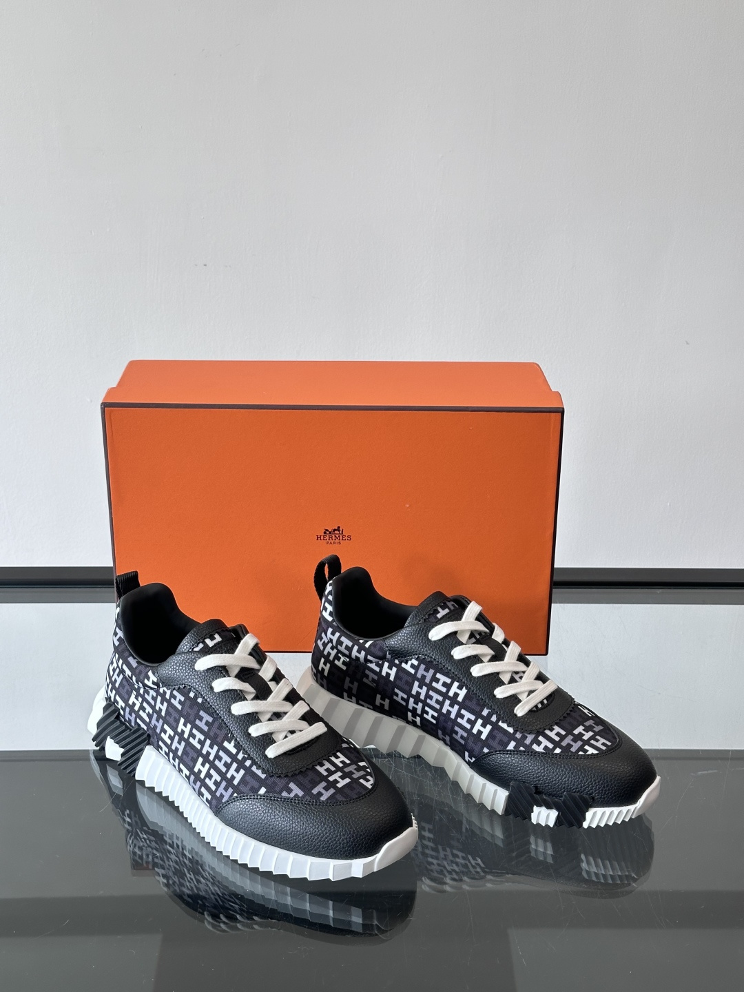 Hermes Olimpiades运动鞋弹力织物＋多彩印花，艺术感满满。鞋底几何纹理，抓地力和舒适度都很