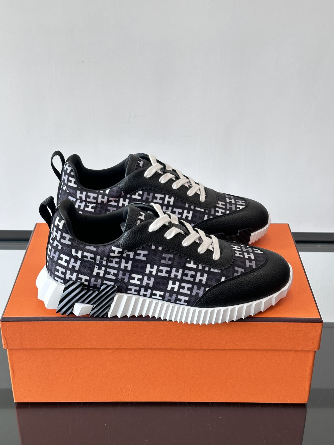 Hermes Olimpiades运动鞋弹力织物＋多彩印花，艺术感满满。鞋底几何纹理，抓地力和舒适度都很