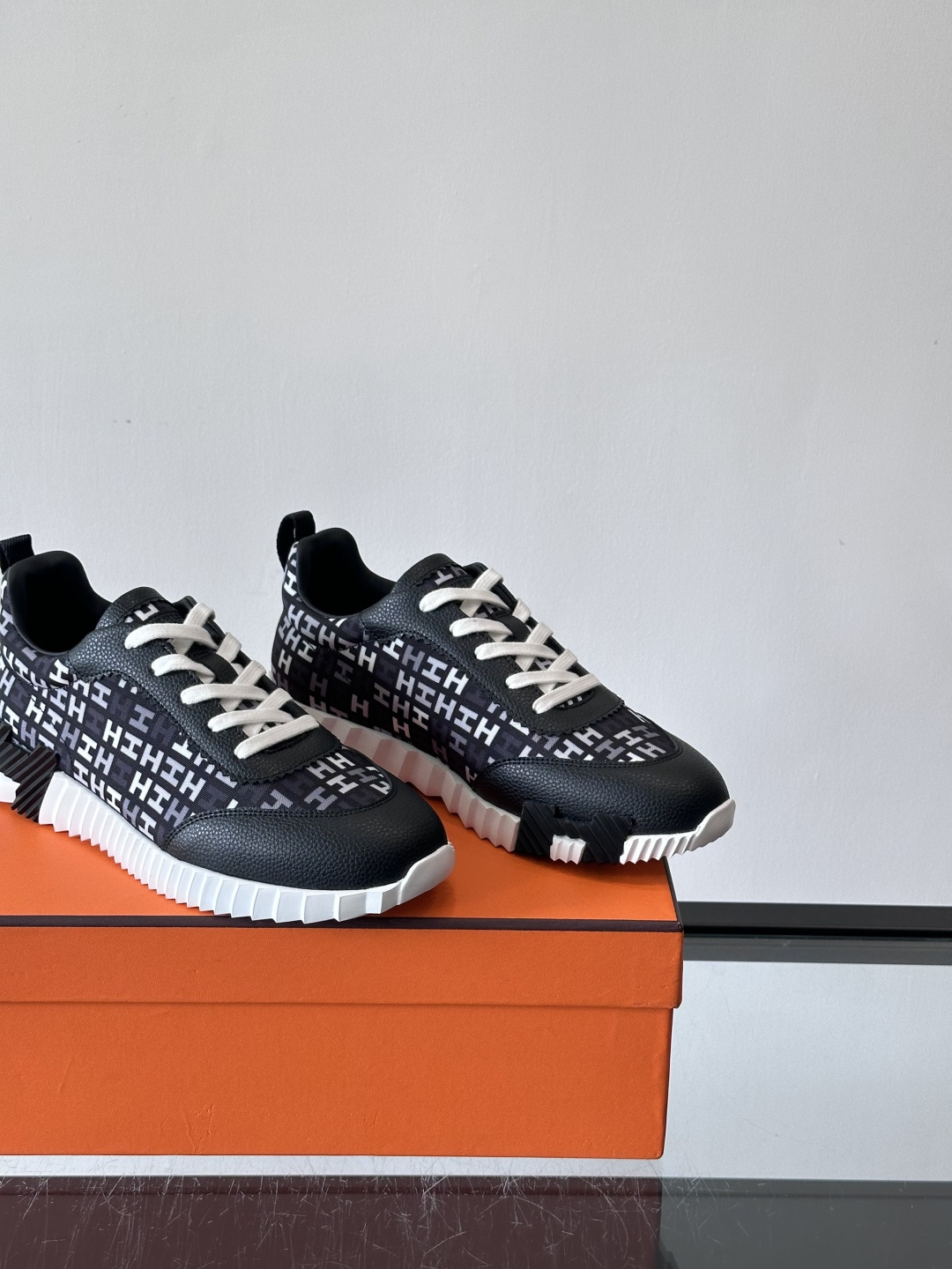 Hermes Olimpiades运动鞋弹力织物＋多彩印花，艺术感满满。鞋底几何纹理，抓地力和舒适度都很