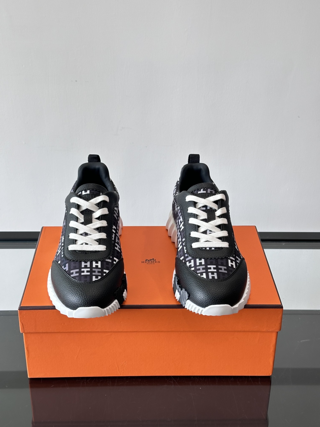 Hermes Olimpiades运动鞋弹力织物＋多彩印花，艺术感满满。鞋底几何纹理，抓地力和舒适度都很