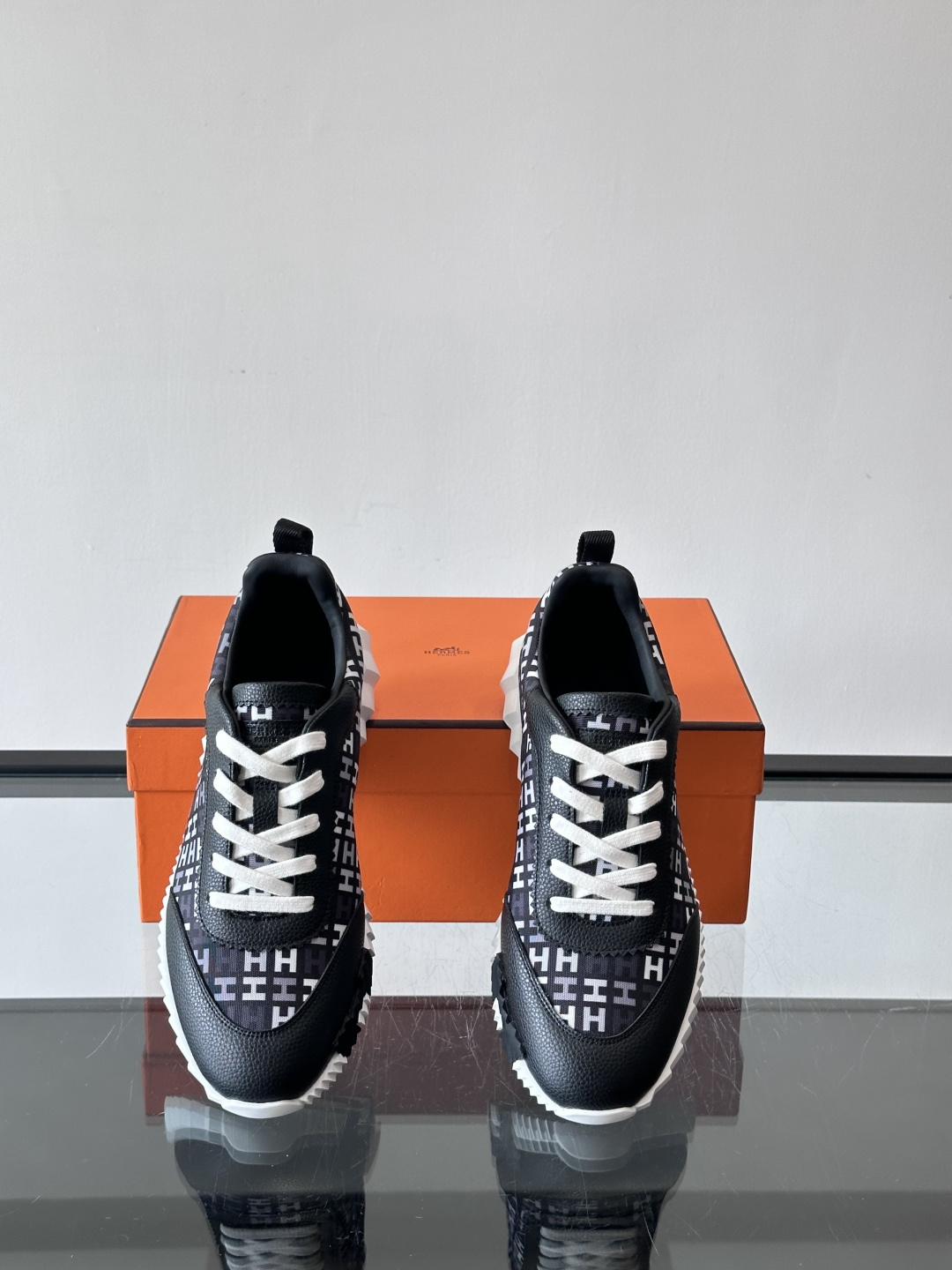 Hermes Olimpiades运动鞋弹力织物＋多彩印花，艺术感满满。鞋底几何纹理，抓地力和舒适度都很