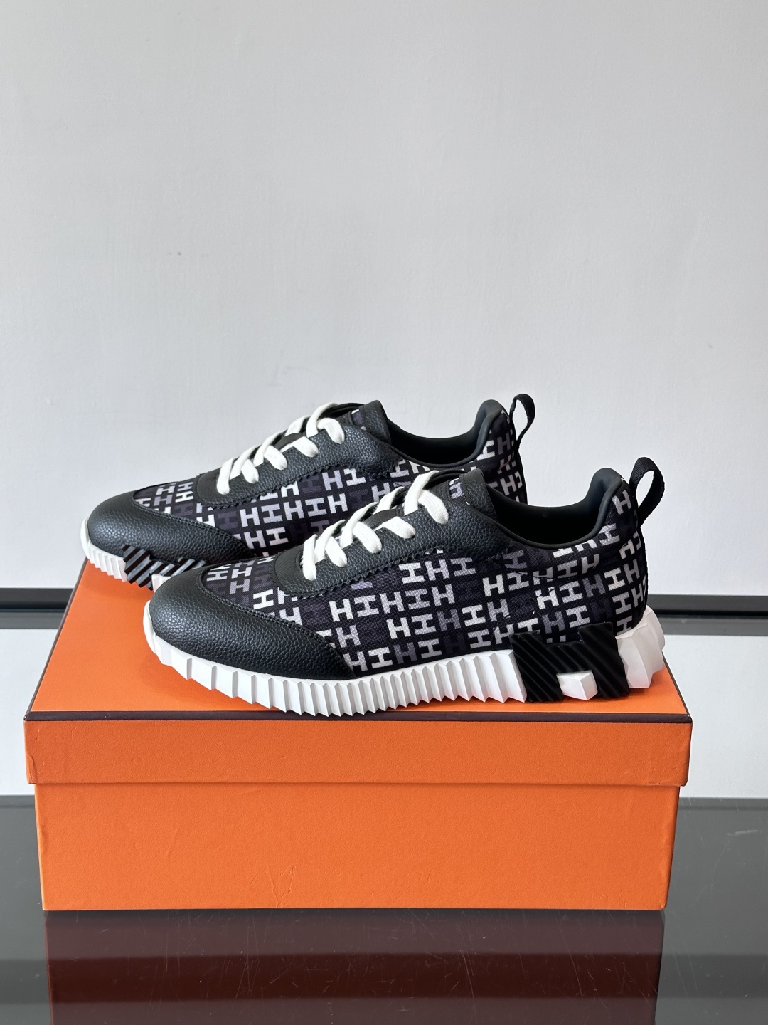 Hermes Olimpiades运动鞋弹力织物＋多彩印花，艺术感满满。鞋底几何纹理，抓地力和舒适度都很