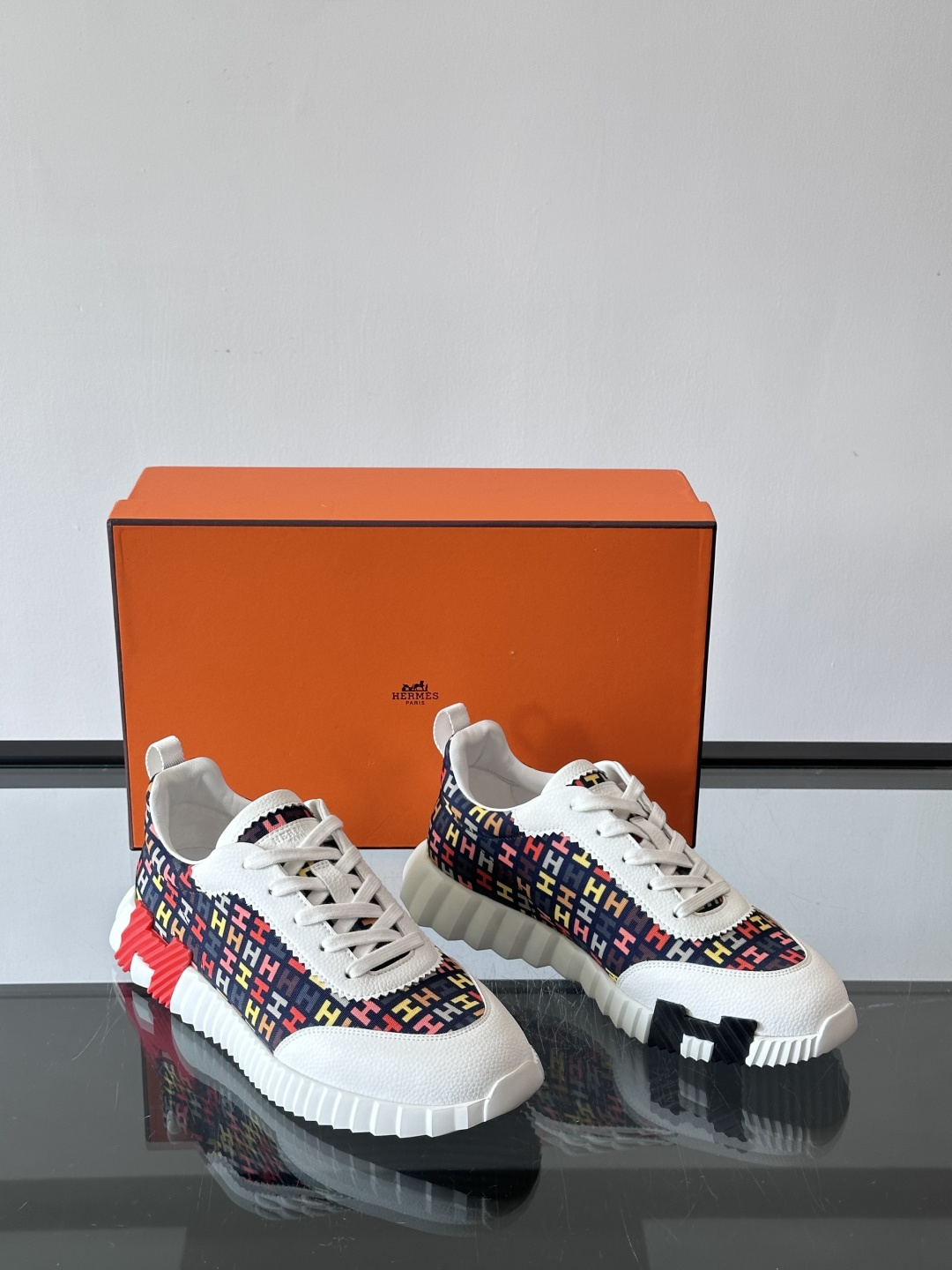 Hermes Olimpiades运动鞋弹力织物＋多彩印花，艺术感满满。鞋底几何纹理，抓地力和舒适度都很