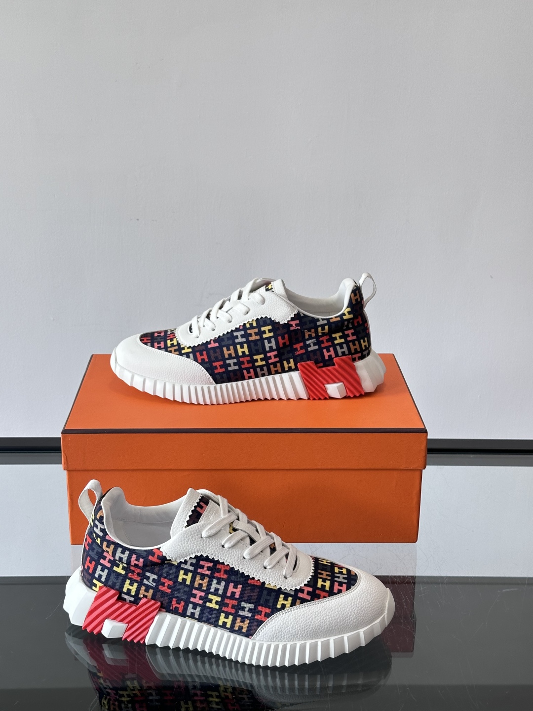 Hermes Olimpiades运动鞋弹力织物＋多彩印花，艺术感满满。鞋底几何纹理，抓地力和舒适度都很