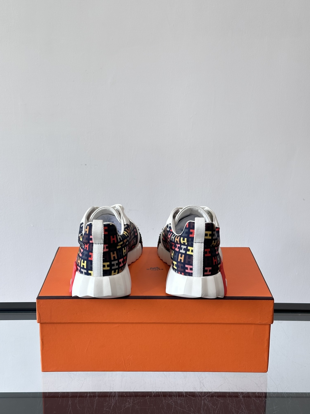 Hermes Olimpiades运动鞋弹力织物＋多彩印花，艺术感满满。鞋底几何纹理，抓地力和舒适度都很
