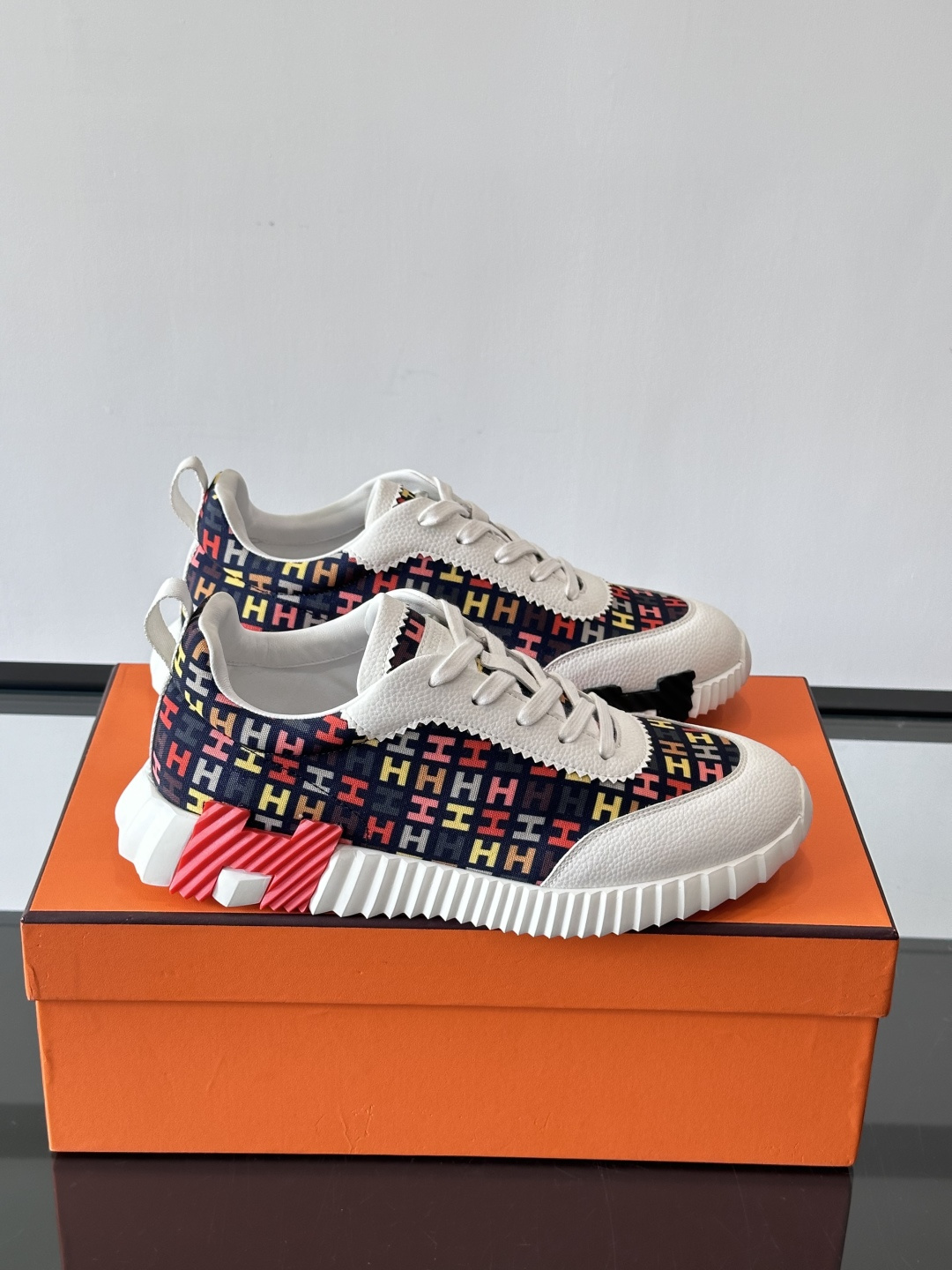 Hermes Olimpiades运动鞋弹力织物＋多彩印花，艺术感满满。鞋底几何纹理，抓地力和舒适度都很
