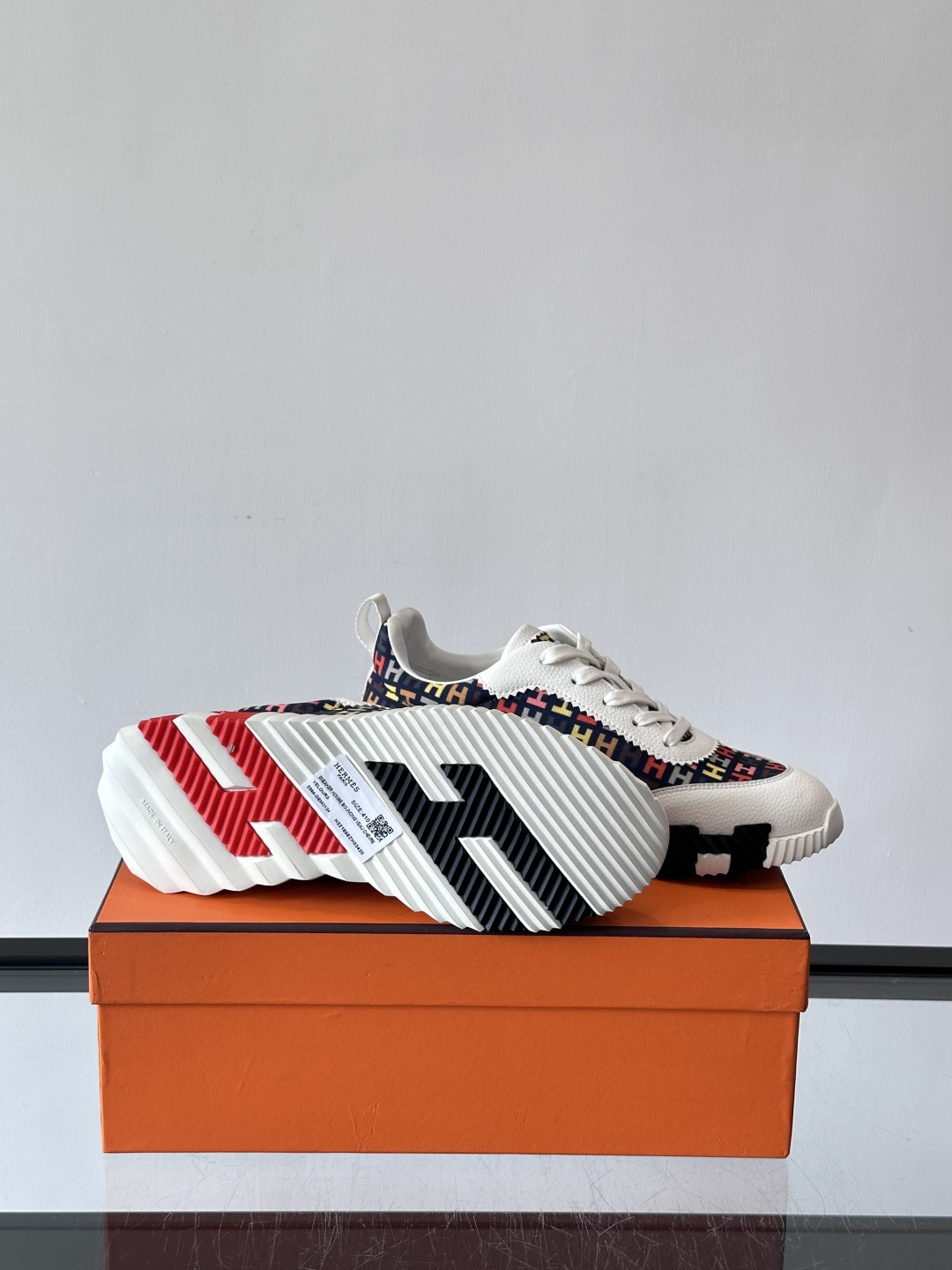 Hermes Olimpiades运动鞋弹力织物＋多彩印花，艺术感满满。鞋底几何纹理，抓地力和舒适度都很