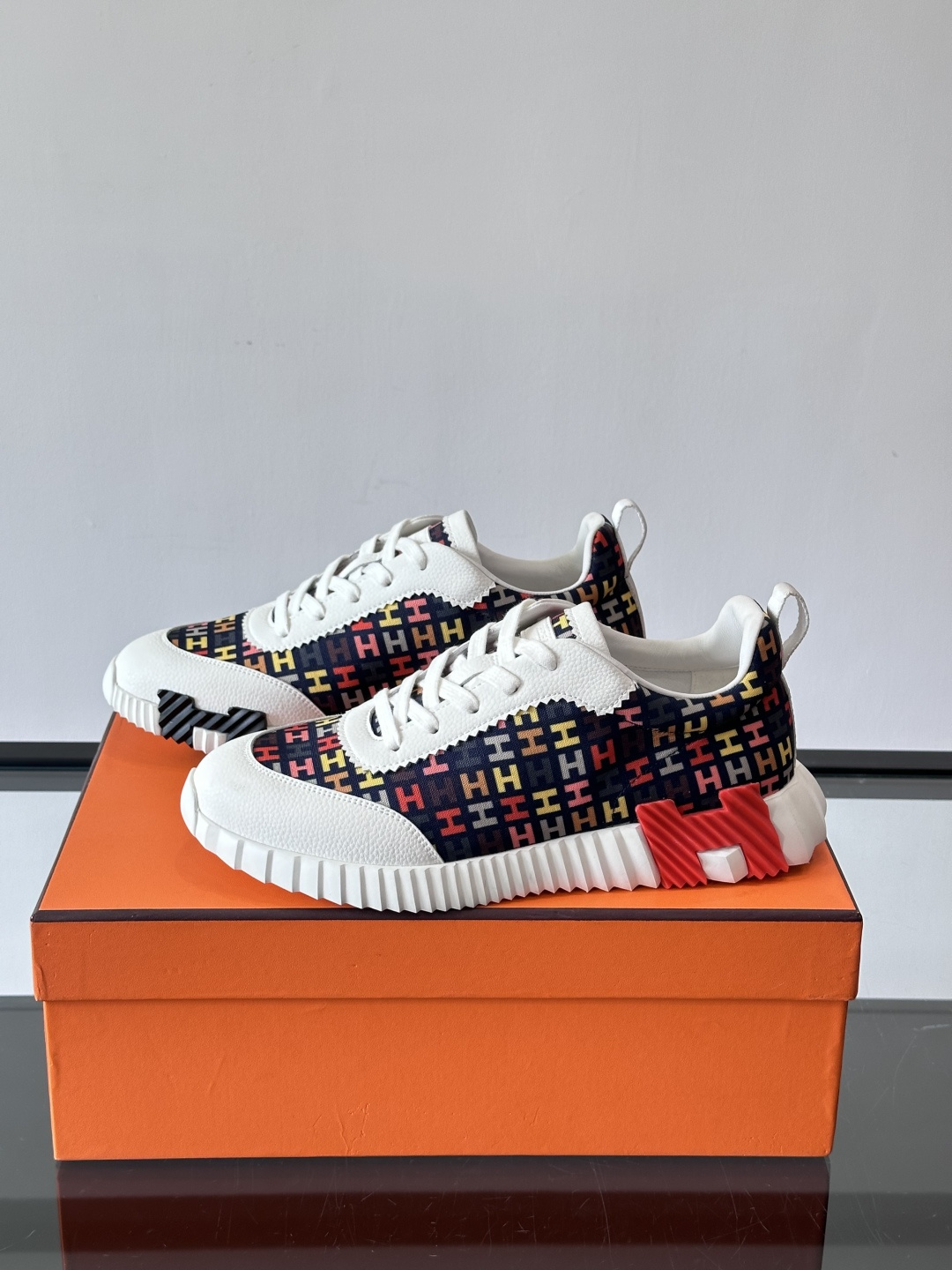 Hermes Olimpiades运动鞋弹力织物＋多彩印花，艺术感满满。鞋底几何纹理，抓地力和舒适度都很