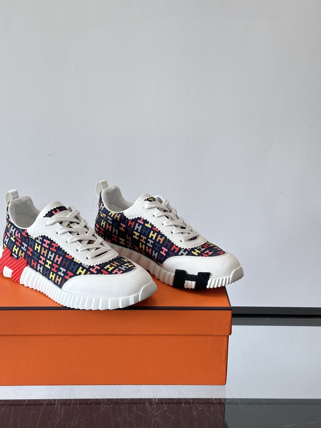 Hermes Olimpiades运动鞋弹力织物＋多彩印花，艺术感满满。鞋底几何纹理，抓地力和舒适度都很
