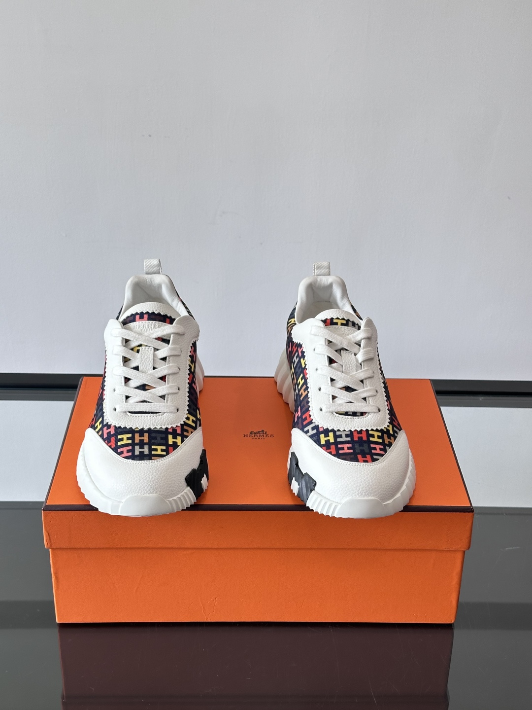 Hermes Olimpiades运动鞋弹力织物＋多彩印花，艺术感满满。鞋底几何纹理，抓地力和舒适度都很