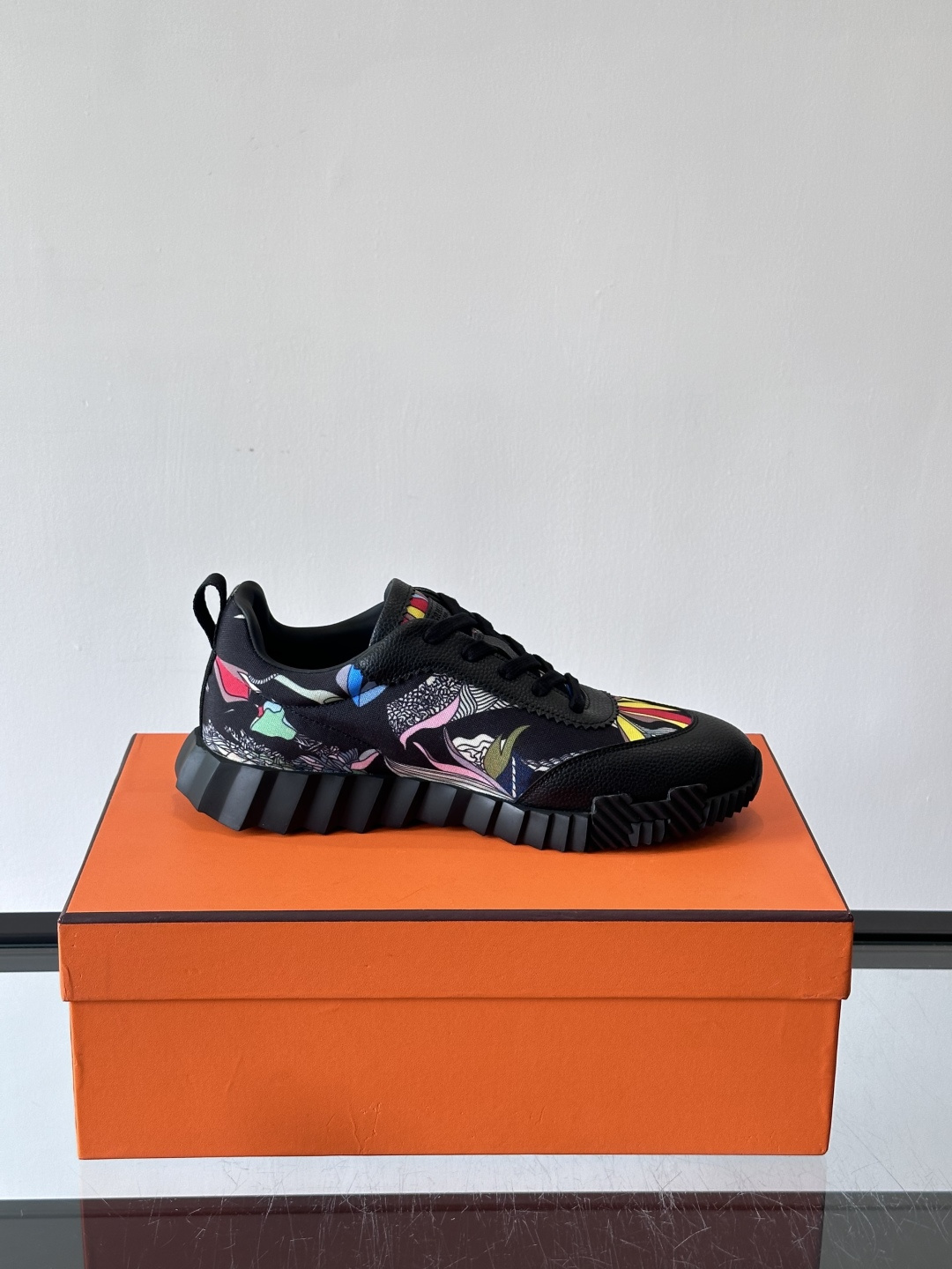 Hermes Olimpiades运动鞋弹力织物＋多彩印花，艺术感满满。鞋底几何纹理，抓地力和舒适度都很