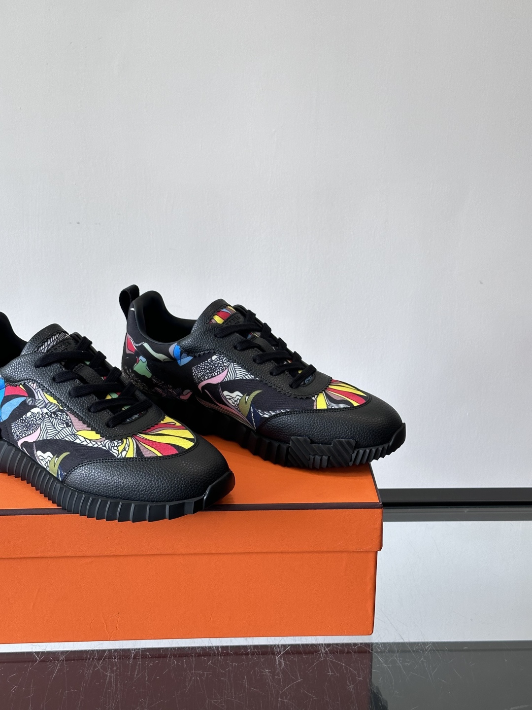 Hermes Olimpiades运动鞋弹力织物＋多彩印花，艺术感满满。鞋底几何纹理，抓地力和舒适度都很
