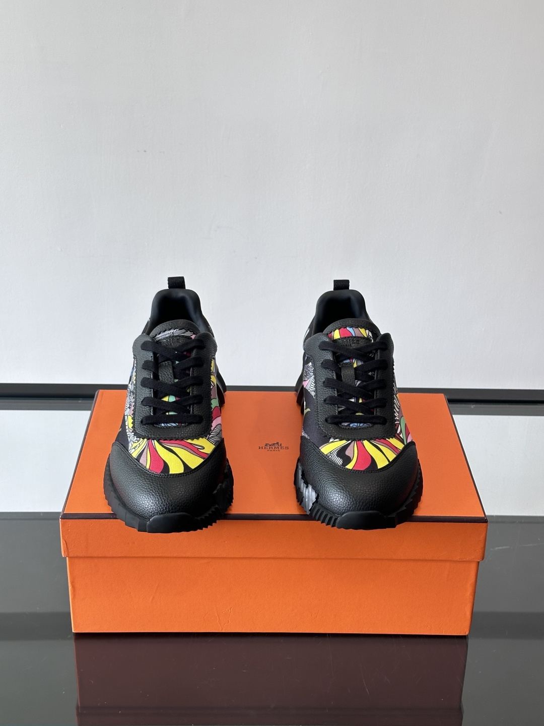 Hermes Olimpiades运动鞋弹力织物＋多彩印花，艺术感满满。鞋底几何纹理，抓地力和舒适度都很