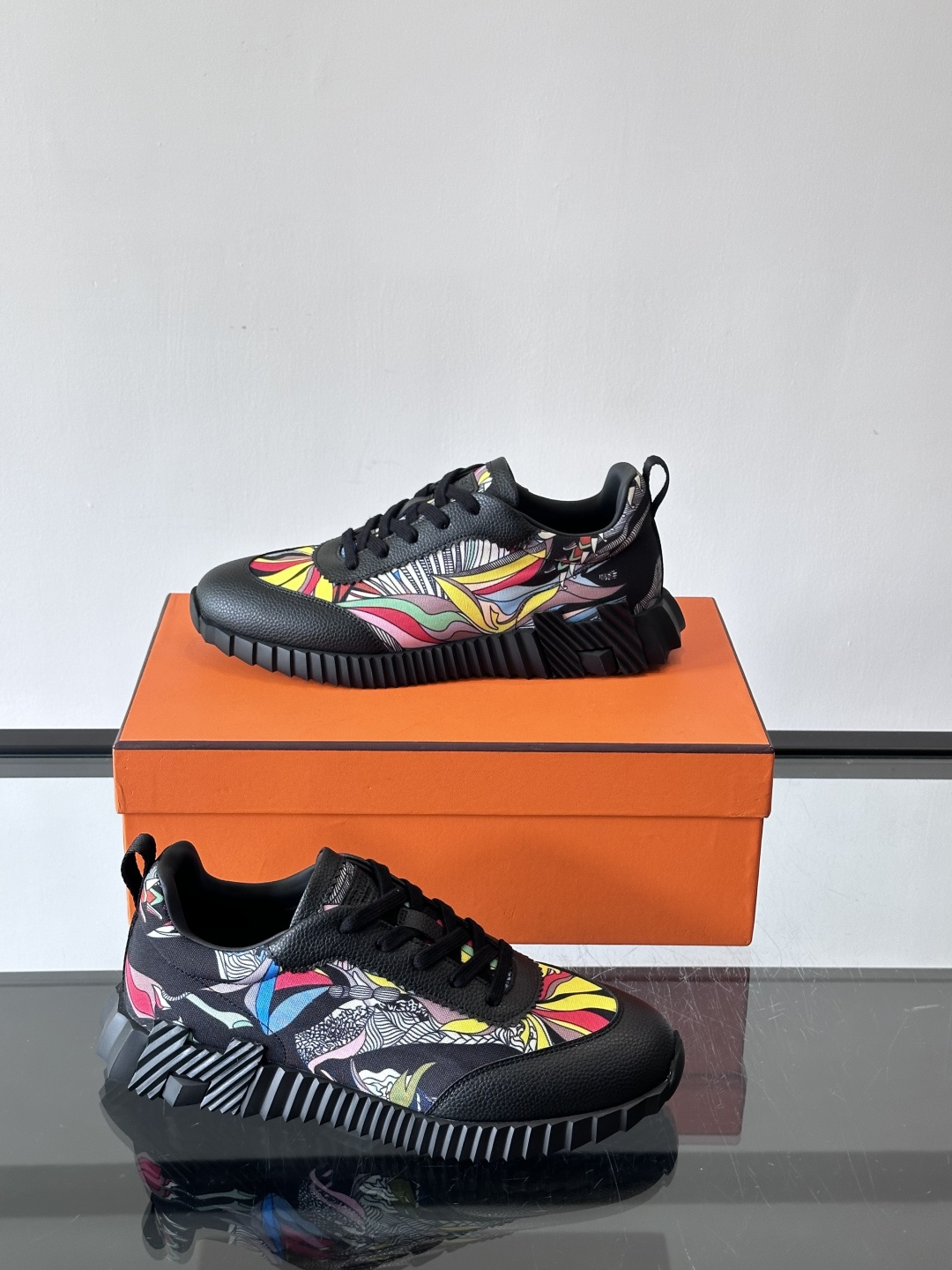 Hermes Olimpiades运动鞋弹力织物＋多彩印花，艺术感满满。鞋底几何纹理，抓地力和舒适度都很