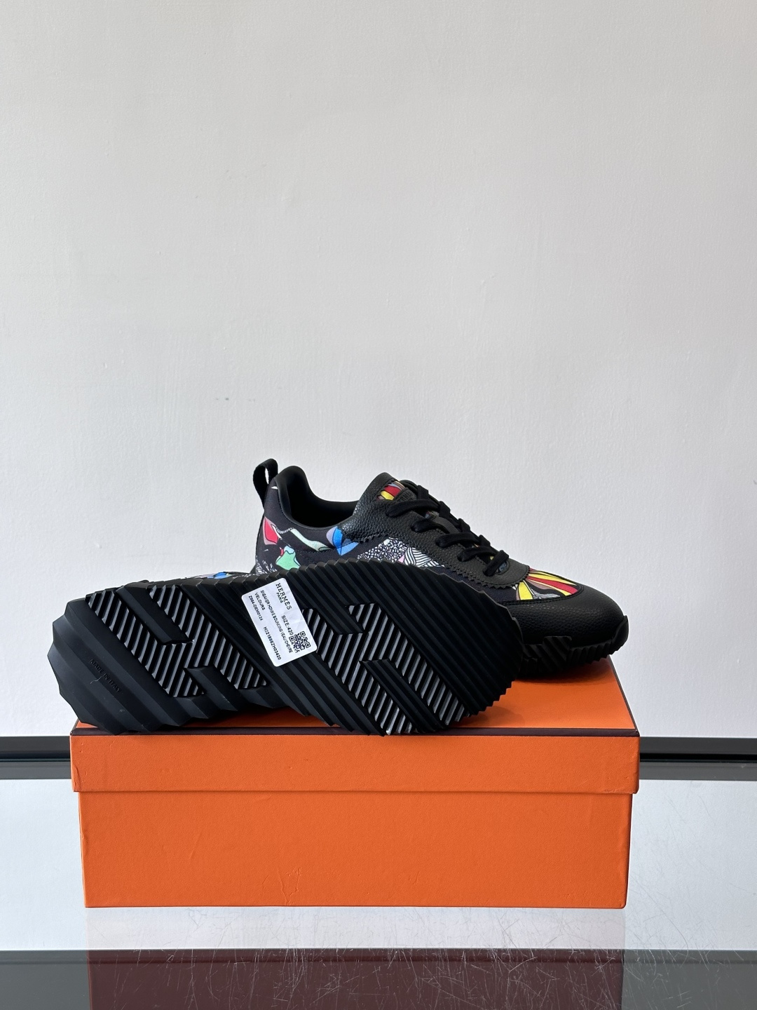 Hermes Olimpiades运动鞋弹力织物＋多彩印花，艺术感满满。鞋底几何纹理，抓地力和舒适度都很