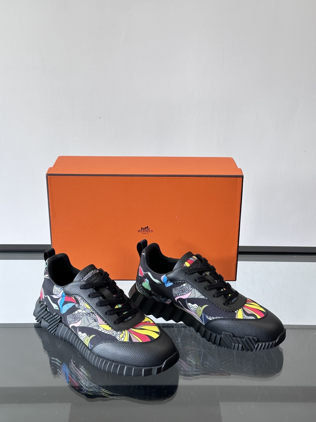 Hermes Olimpiades运动鞋弹力织物＋多彩印花，艺术感满满。鞋底几何纹理，抓地力和舒适度都很