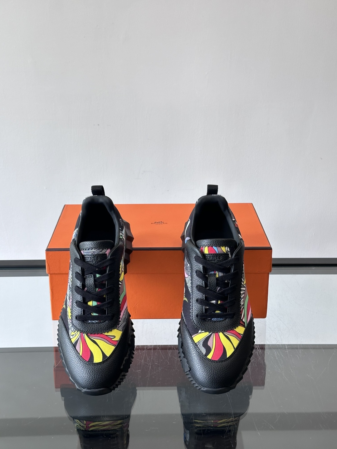 Hermes Olimpiades运动鞋弹力织物＋多彩印花，艺术感满满。鞋底几何纹理，抓地力和舒适度都很