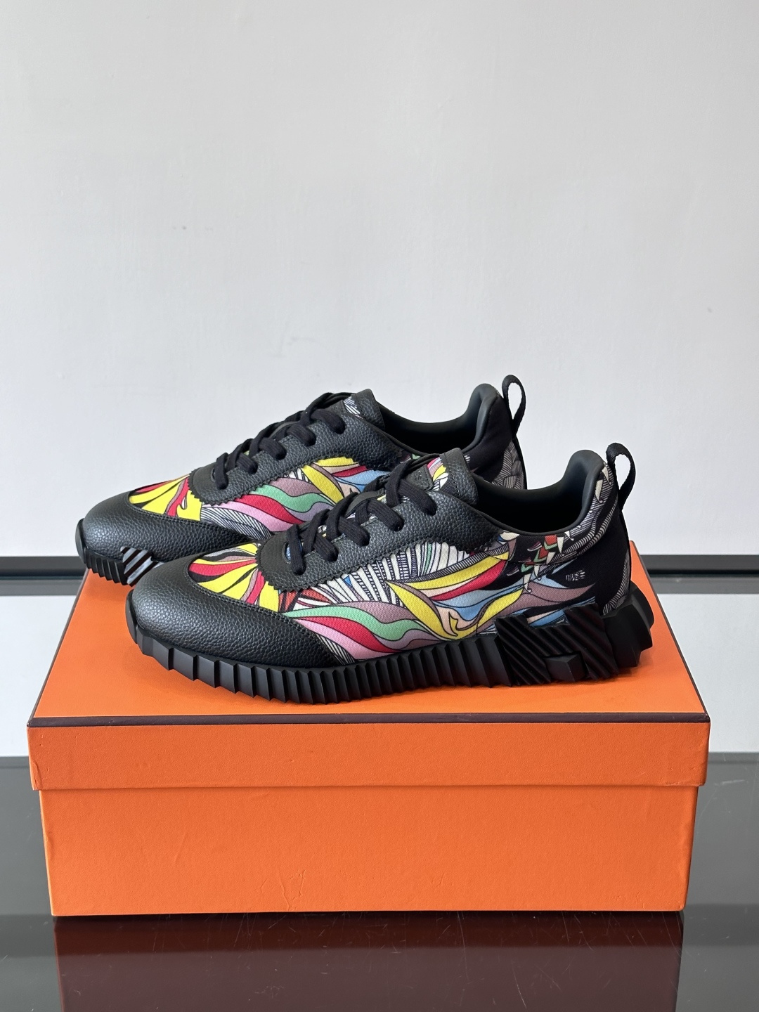 Hermes Olimpiades运动鞋弹力织物＋多彩印花，艺术感满满。鞋底几何纹理，抓地力和舒适度都很
