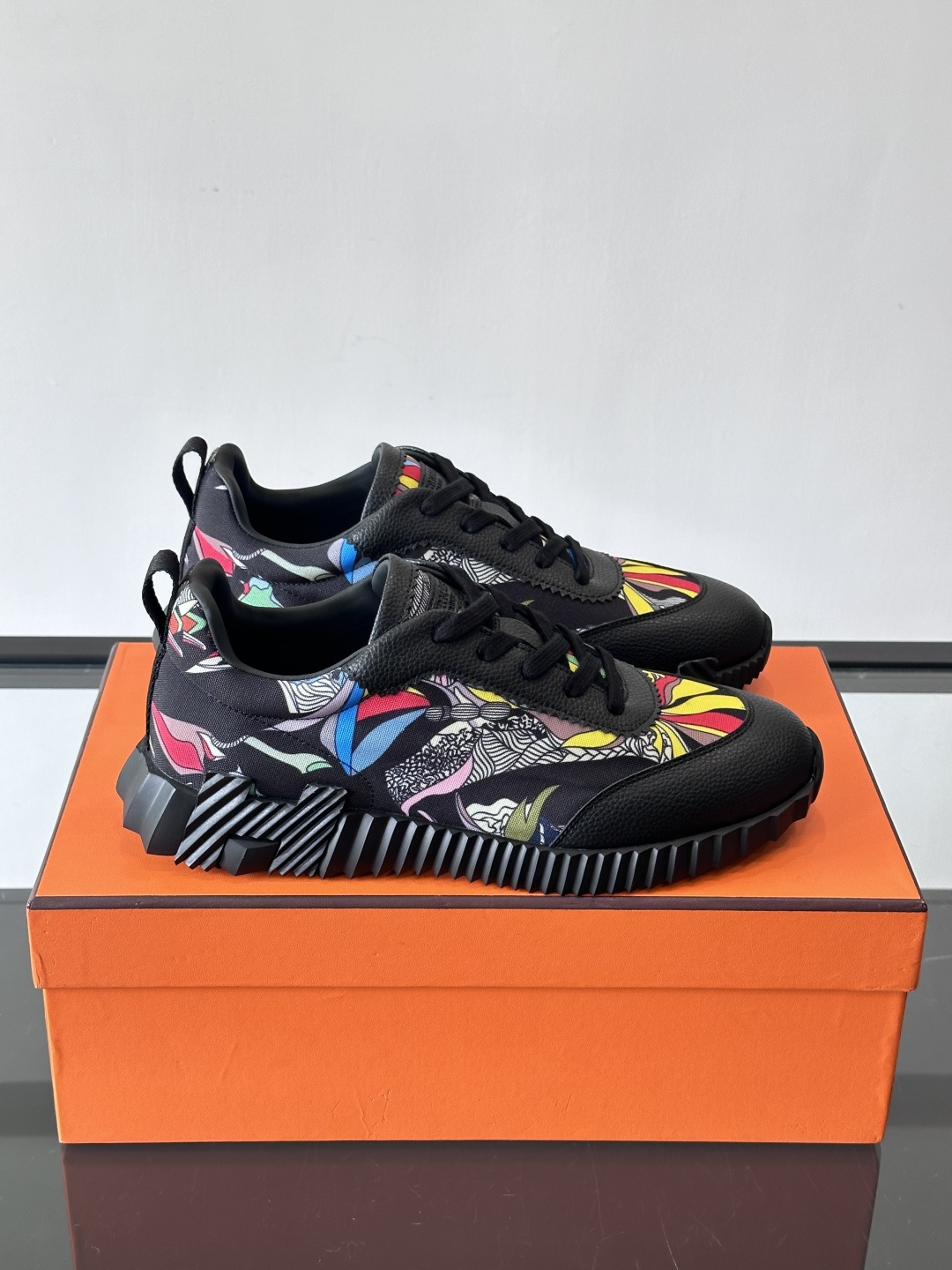 NO:620565,Hermes Olimpiades sneakers are made of stretch fabric + colorful prints, full of artistic sense. The soles have geometric texture, great grip and comfort, and are OK for daily wear or light exercise!  There are brand logos on the tongue and side of the shoe, and the details are super exquisite. Packed in an orange shoe box, it is luxurious and fashionable, a must-have for fashion lovers!  , size39-44 (customized at 38.45.46), Hermes casual shoes, hermes, hermes, sneakers19860909Hermes Olimpiades运动鞋 弹力织物＋多彩印花,艺术感满满.鞋底几何纹理,抓地力和舒适度都很棒,日常穿搭或轻运动都OK！鞋舌和鞋侧有品牌标志,细节超精致.橙色鞋盒包装,奢华又时髦,时尚爱好者必入！ ,size39-44（38.45.46定做）,爱马仕 休闲鞋,hermes,hermes,sneakers,Men's shoes