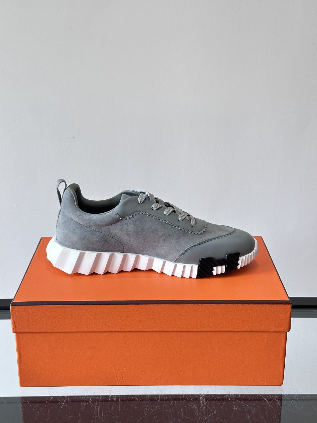 爱马仕Bouncing男士运动鞋🧘，采用绒面小牛皮，侧面有标志性“H”压纹，低调又有辨识度。灵感源自网球