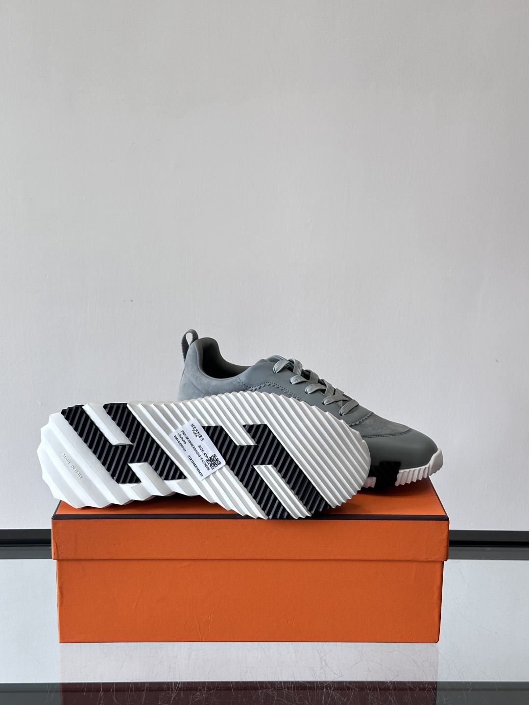 爱马仕Bouncing男士运动鞋🧘，采用绒面小牛皮，侧面有标志性“H”压纹，低调又有辨识度。灵感源自网球