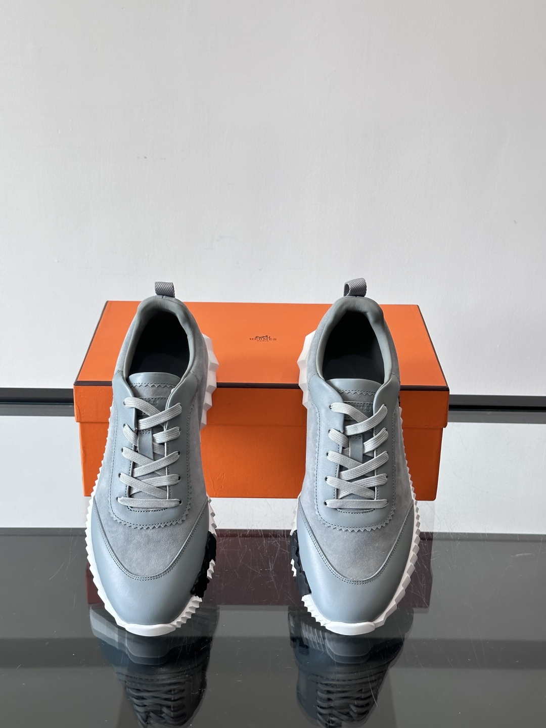 爱马仕Bouncing男士运动鞋🧘，采用绒面小牛皮，侧面有标志性“H”压纹，低调又有辨识度。灵感源自网球