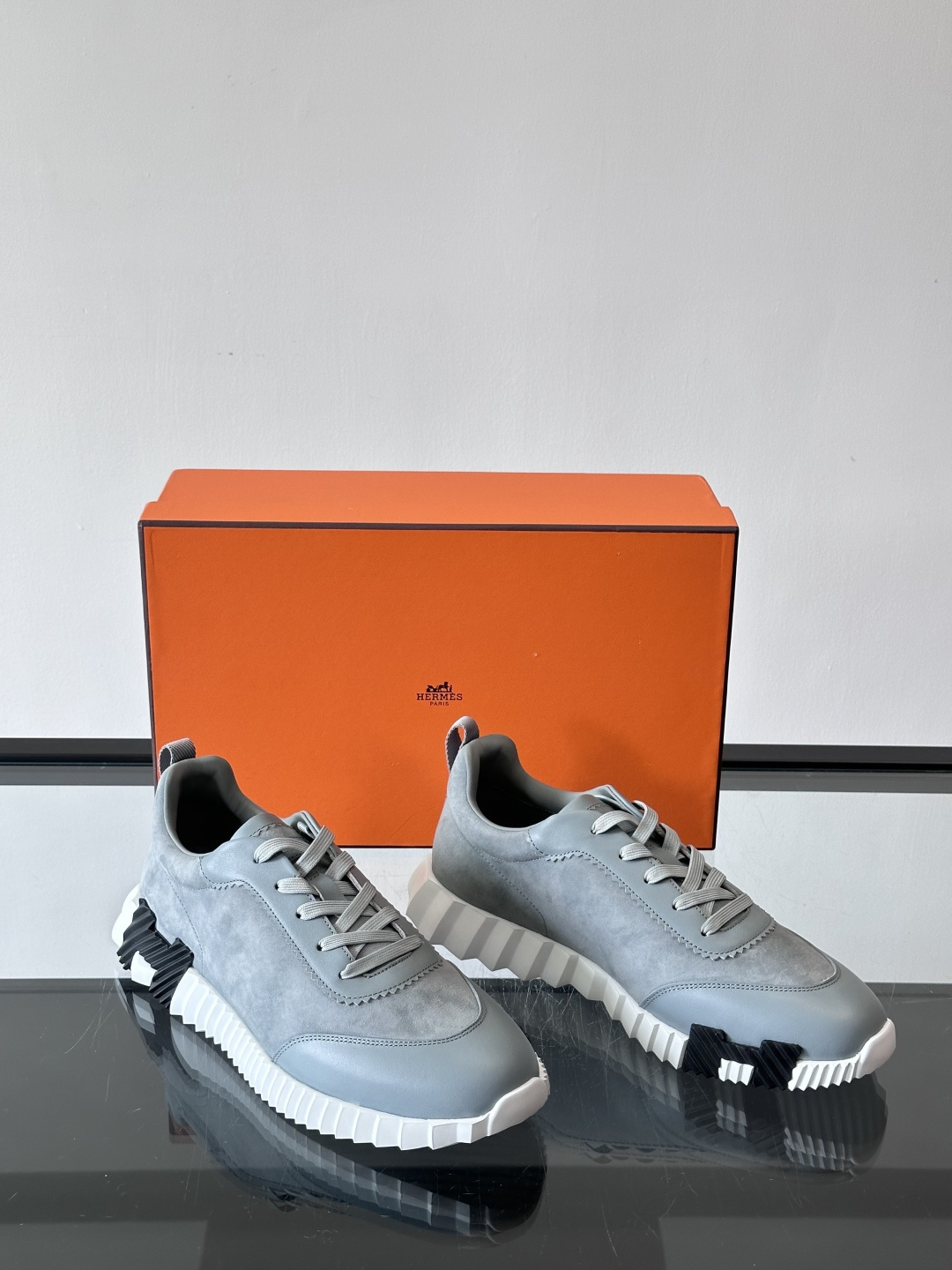 爱马仕Bouncing男士运动鞋🧘，采用绒面小牛皮，侧面有标志性“H”压纹，低调又有辨识度。灵感源自网球