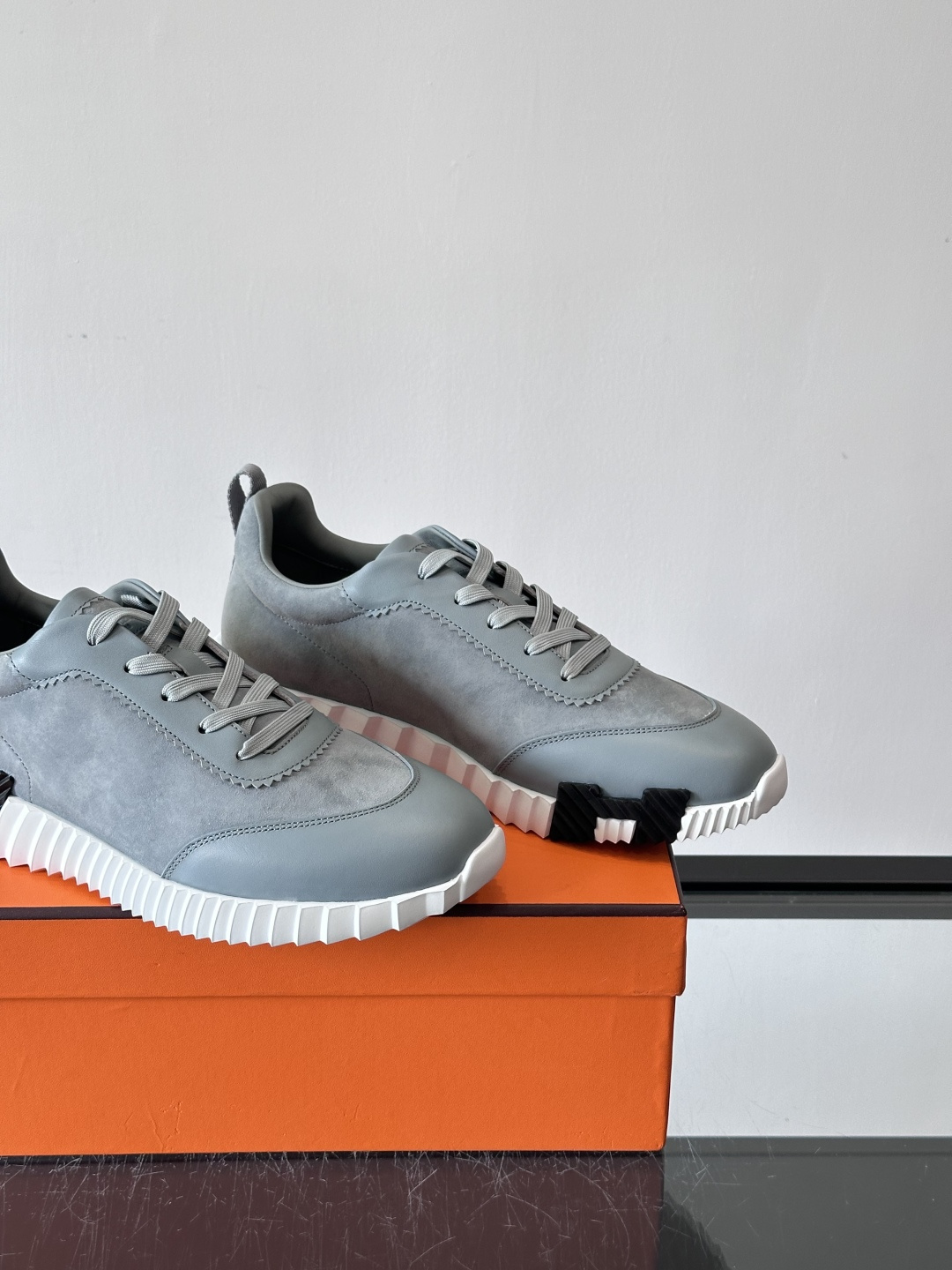 爱马仕Bouncing男士运动鞋🧘，采用绒面小牛皮，侧面有标志性“H”压纹，低调又有辨识度。灵感源自网球