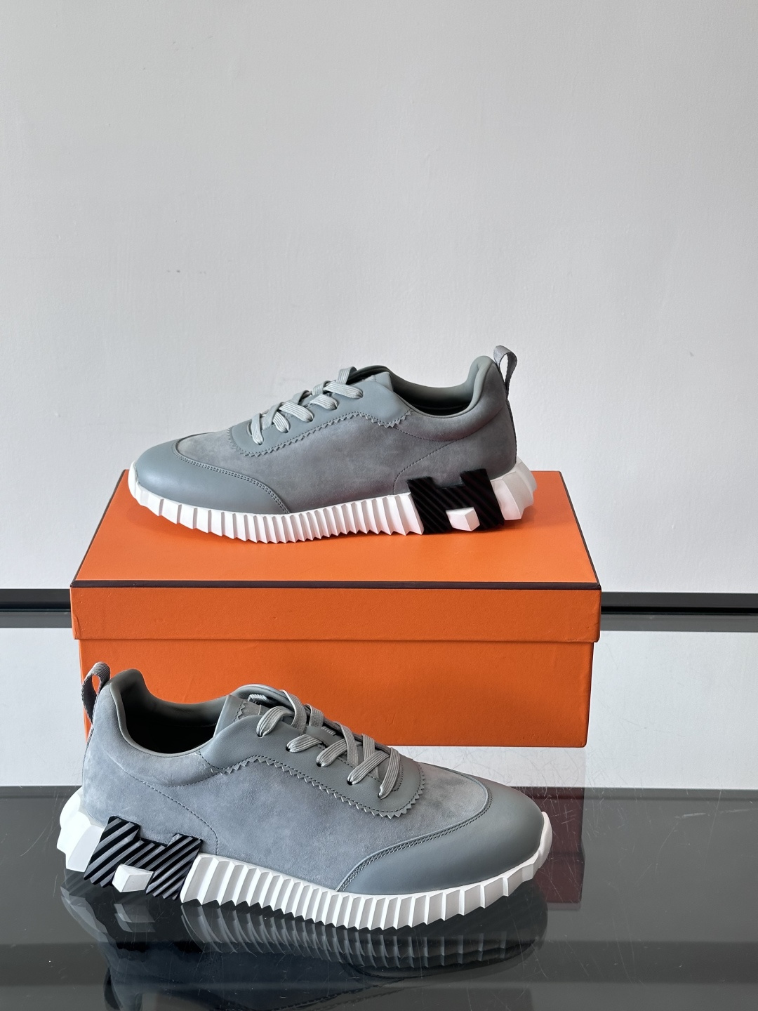 爱马仕Bouncing男士运动鞋🧘，采用绒面小牛皮，侧面有标志性“H”压纹，低调又有辨识度。灵感源自网球