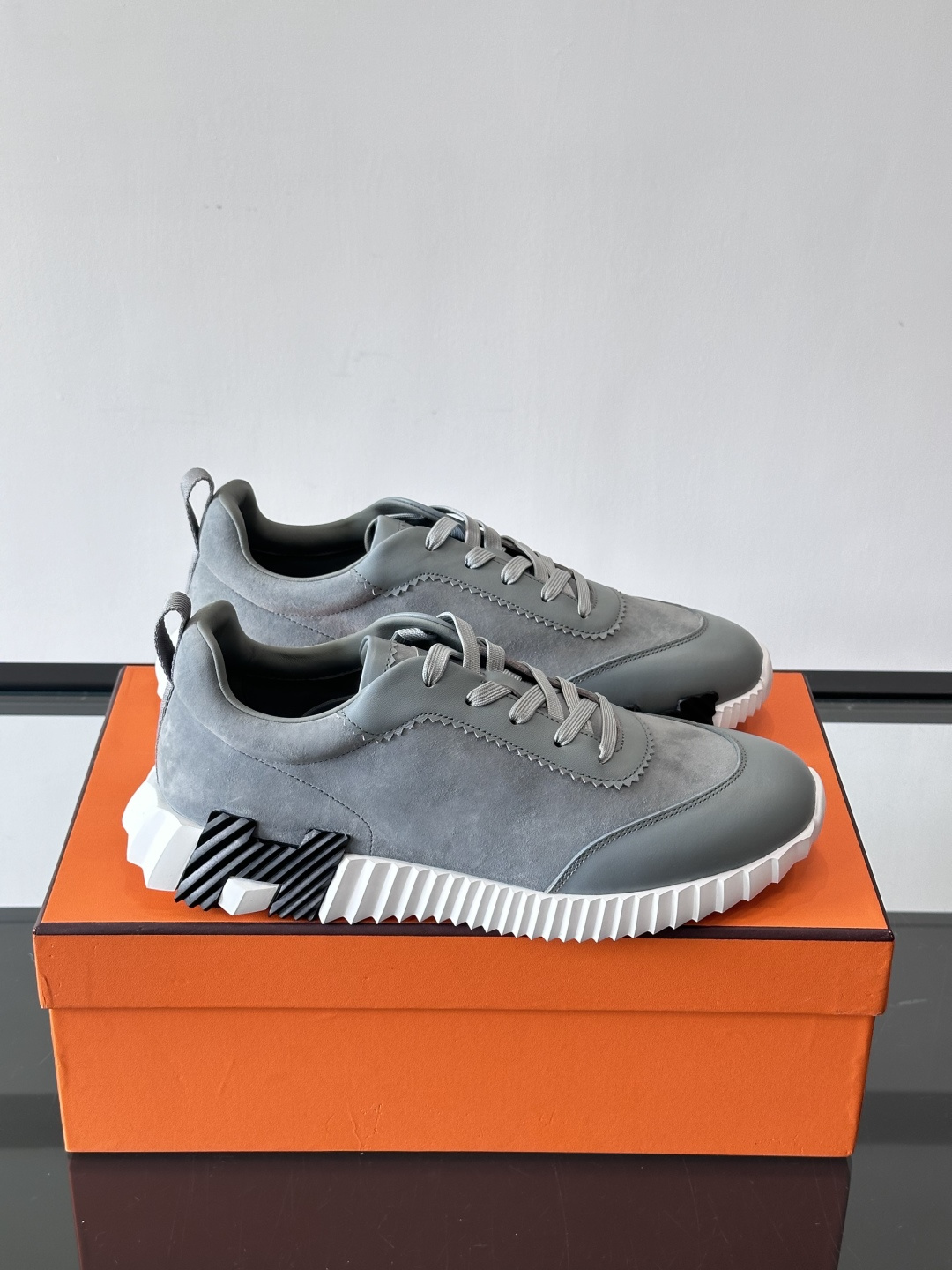 爱马仕Bouncing男士运动鞋🧘，采用绒面小牛皮，侧面有标志性“H”压纹，低调又有辨识度。灵感源自网球