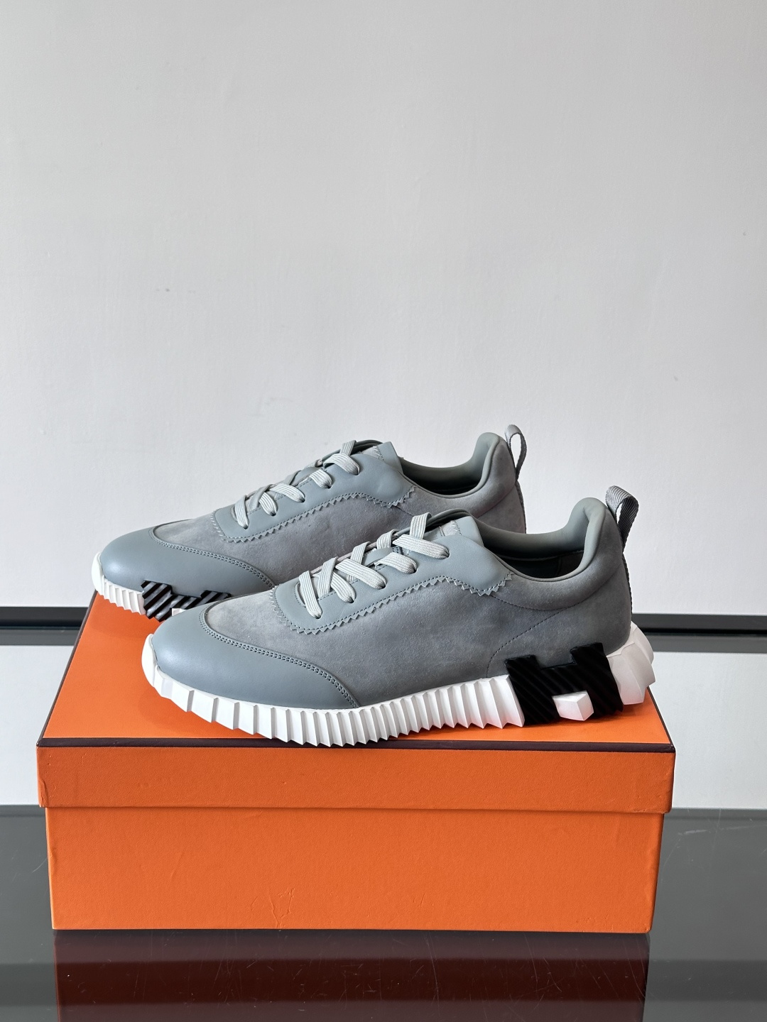 爱马仕Bouncing男士运动鞋🧘，采用绒面小牛皮，侧面有标志性“H”压纹，低调又有辨识度。灵感源自网球