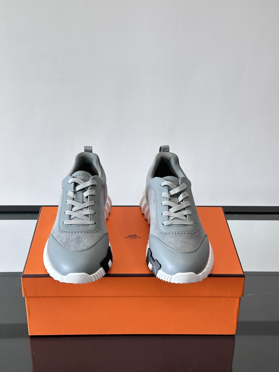 爱马仕Bouncing男士运动鞋🧘，采用绒面小牛皮，侧面有标志性“H”压纹，低调又有辨识度。灵感源自网球