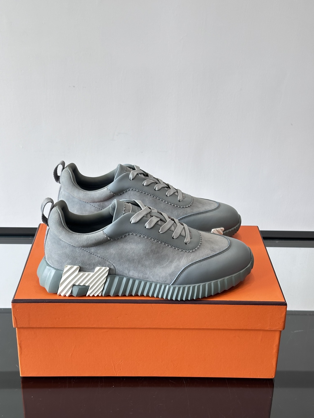 NO:620571,Hermès Bouncing men's sports shoes are made of suede calfskin with the iconic 'H' embossed on the side, which is low-key and recognizable. Inspired by tennis shoes, the shoe shape is slender and the EVA sole is light and comfortable. It can easily create a casual and high-end relaxed look. , size39-44 (customized at 38.45.46), Hermès casual shoes, hermes, sneakers, cowhide19860909爱马仕Bouncing男士运动鞋,采用绒面小牛皮,侧面有标志性“H”压纹,低调又有辨识度.灵感源自网球鞋,鞋型修长,EVA鞋底轻便舒适.都能轻松打造随性高级的松弛感穿搭. ,size39-44（38.45.46定做）,爱马仕 休闲鞋,hermes,sneakers,cowhide,Men's shoes