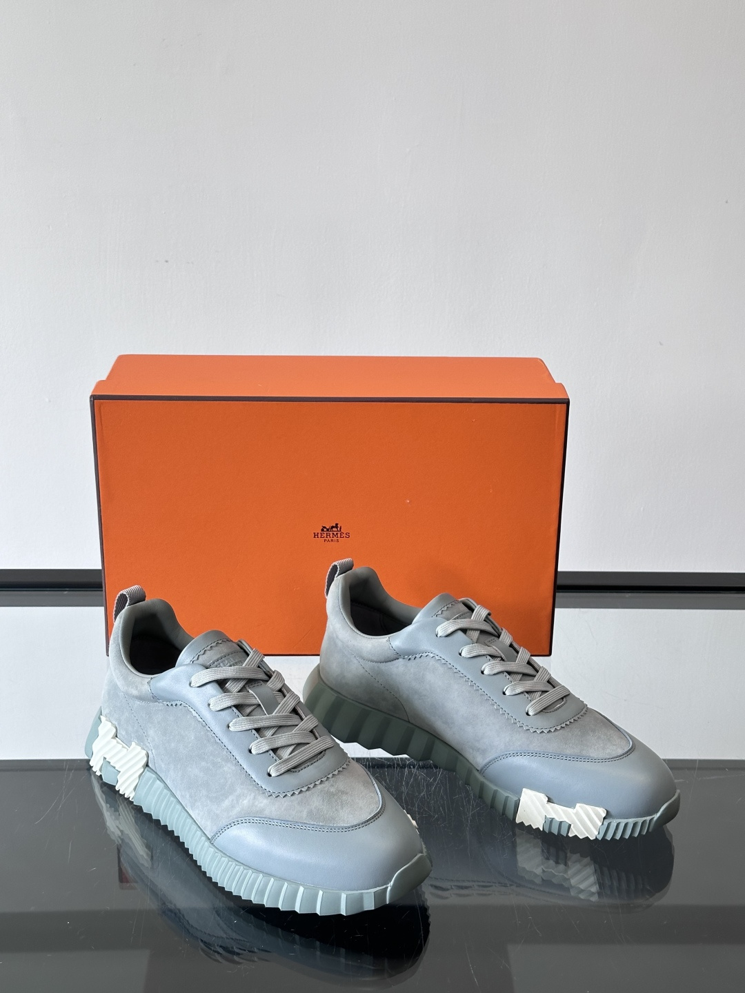 爱马仕Bouncing男士运动鞋🧘，采用绒面小牛皮，侧面有标志性“H”压纹，低调又有辨识度。灵感源自网球