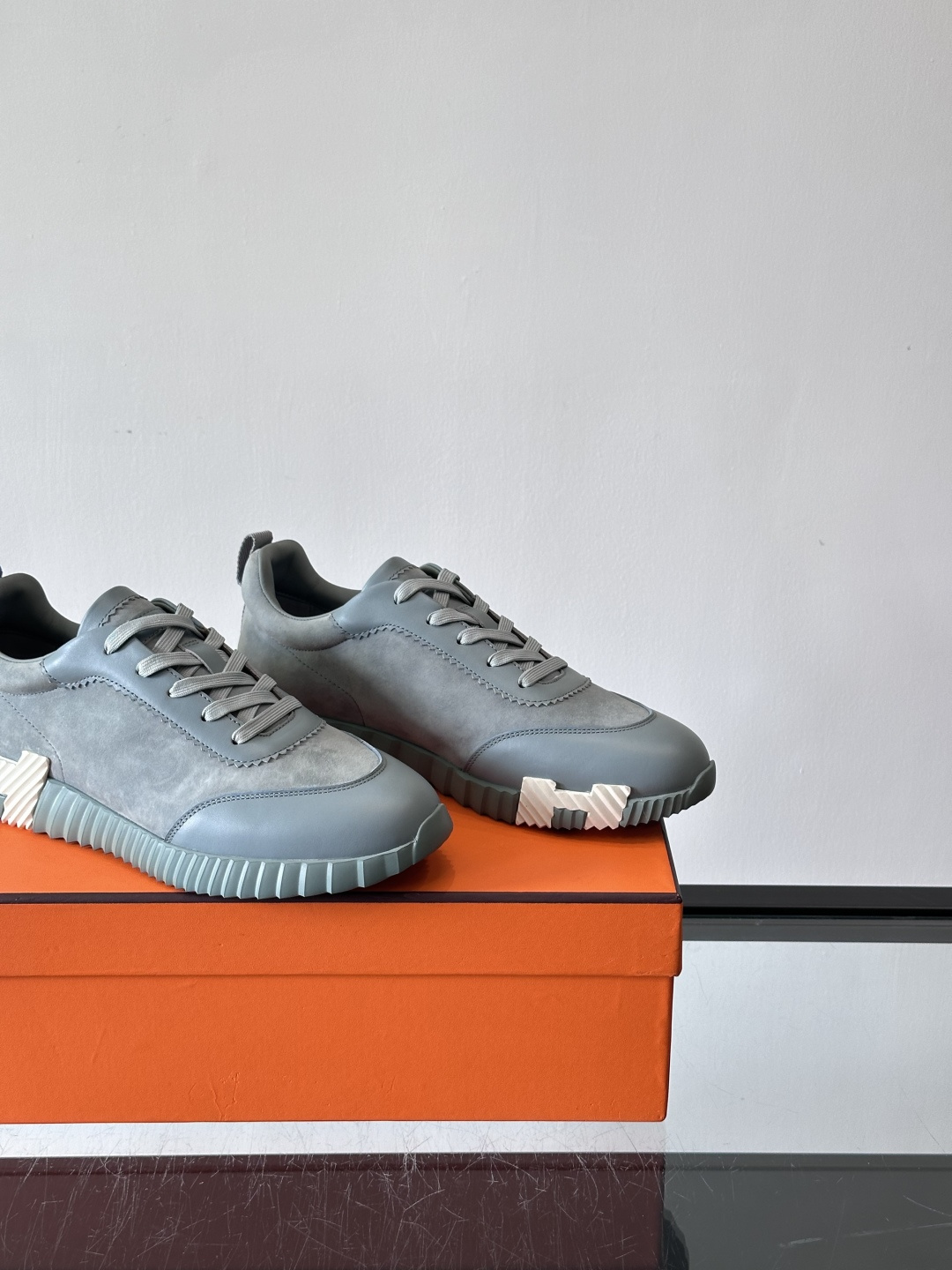 爱马仕Bouncing男士运动鞋🧘，采用绒面小牛皮，侧面有标志性“H”压纹，低调又有辨识度。灵感源自网球