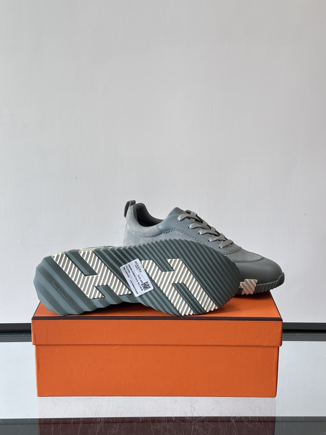 爱马仕Bouncing男士运动鞋🧘，采用绒面小牛皮，侧面有标志性“H”压纹，低调又有辨识度。灵感源自网球