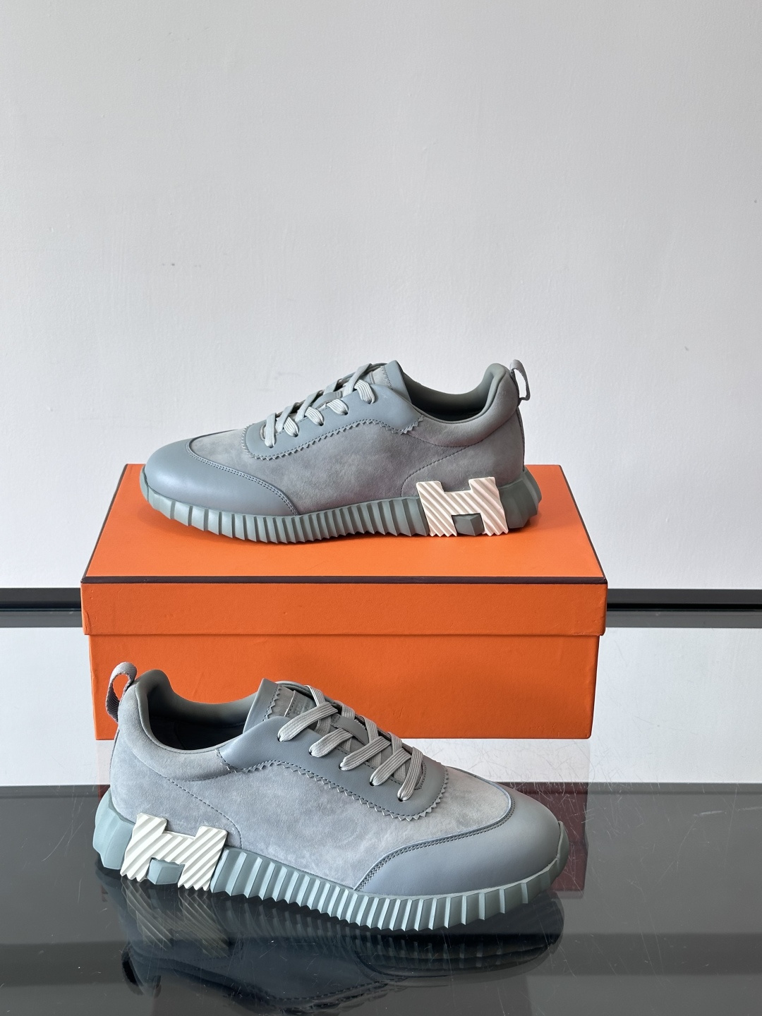 爱马仕Bouncing男士运动鞋🧘，采用绒面小牛皮，侧面有标志性“H”压纹，低调又有辨识度。灵感源自网球