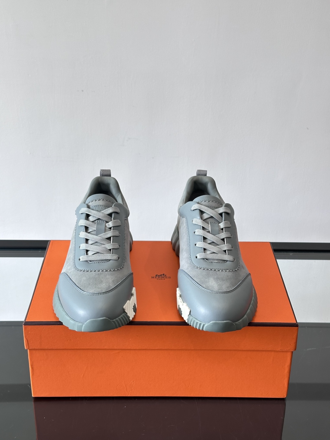 爱马仕Bouncing男士运动鞋🧘，采用绒面小牛皮，侧面有标志性“H”压纹，低调又有辨识度。灵感源自网球