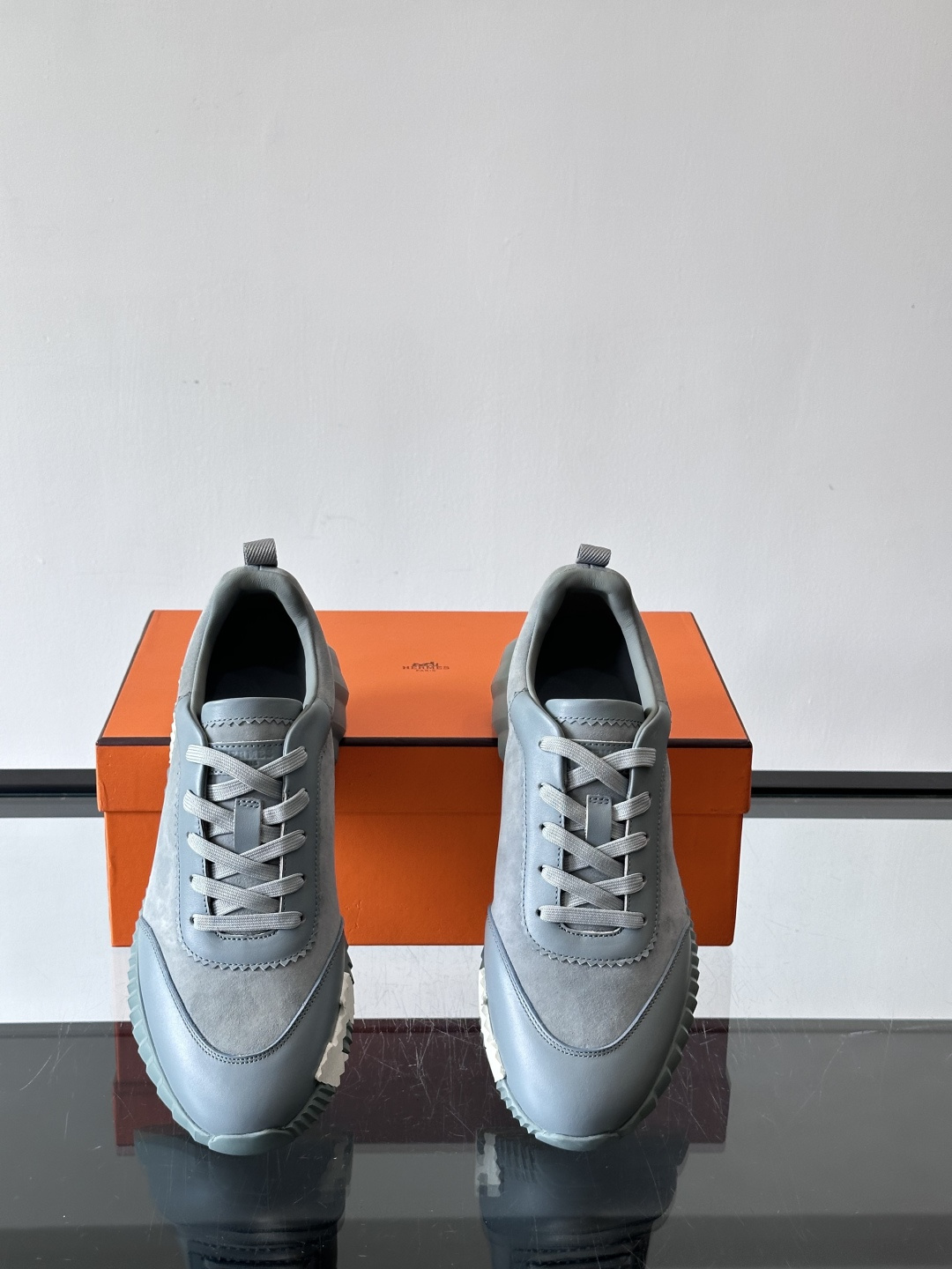 爱马仕Bouncing男士运动鞋🧘，采用绒面小牛皮，侧面有标志性“H”压纹，低调又有辨识度。灵感源自网球