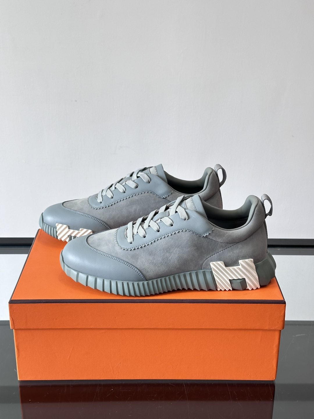 爱马仕Bouncing男士运动鞋🧘，采用绒面小牛皮，侧面有标志性“H”压纹，低调又有辨识度。灵感源自网球