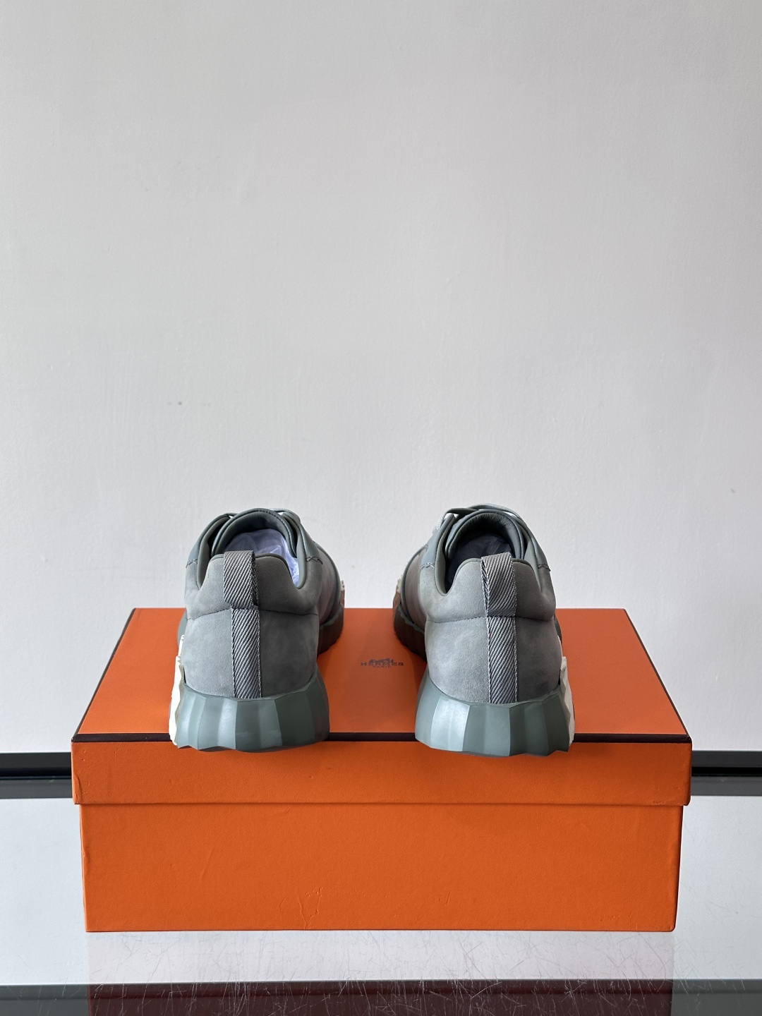 爱马仕Bouncing男士运动鞋🧘，采用绒面小牛皮，侧面有标志性“H”压纹，低调又有辨识度。灵感源自网球