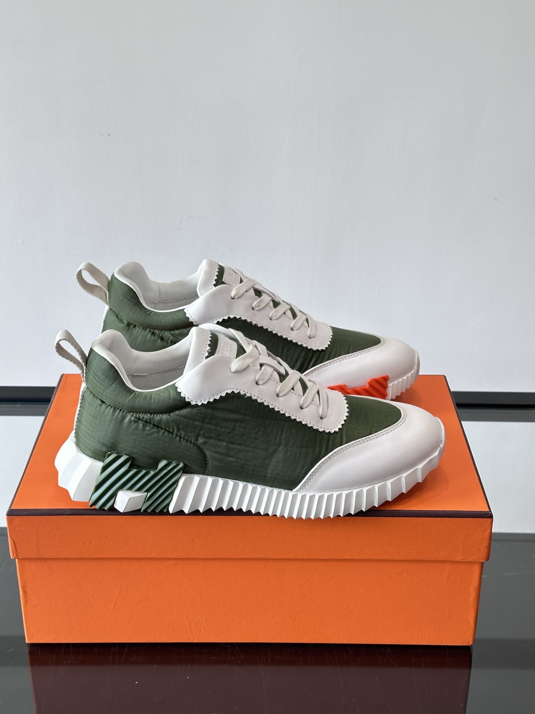 爱马仕Bouncing系列运动鞋🏋️，鞋侧橙色“H”超吸睛！鞋面是小牛皮+科技网布拼接，轻盈又有支撑力，