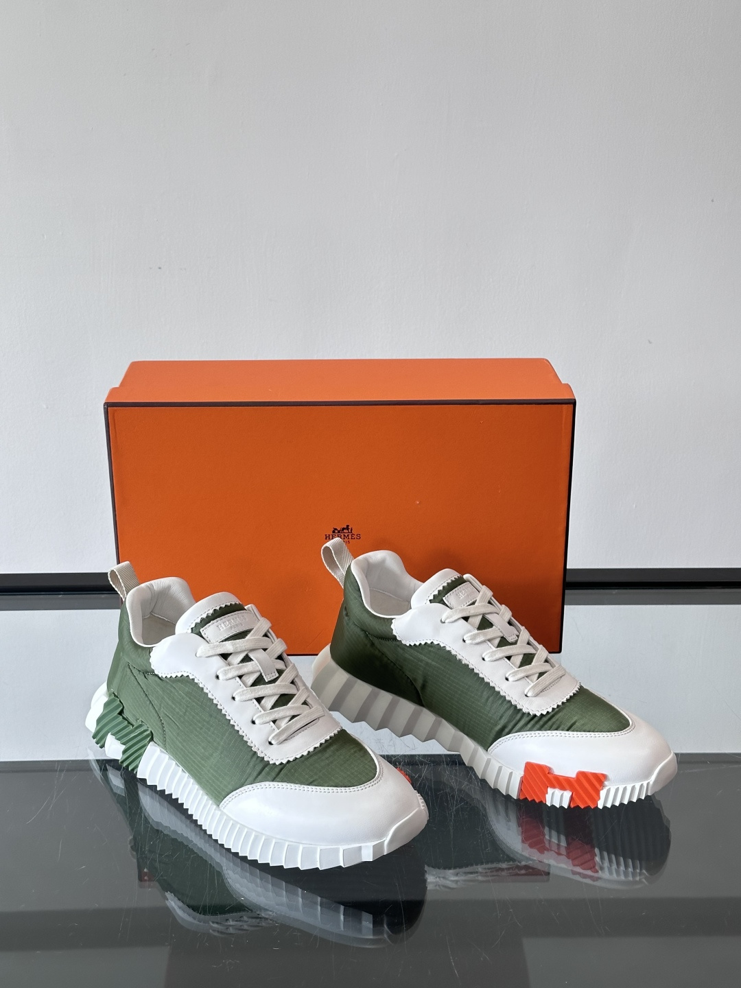 爱马仕Bouncing系列运动鞋🏋️，鞋侧橙色“H”超吸睛！鞋面是小牛皮+科技网布拼接，轻盈又有支撑力，