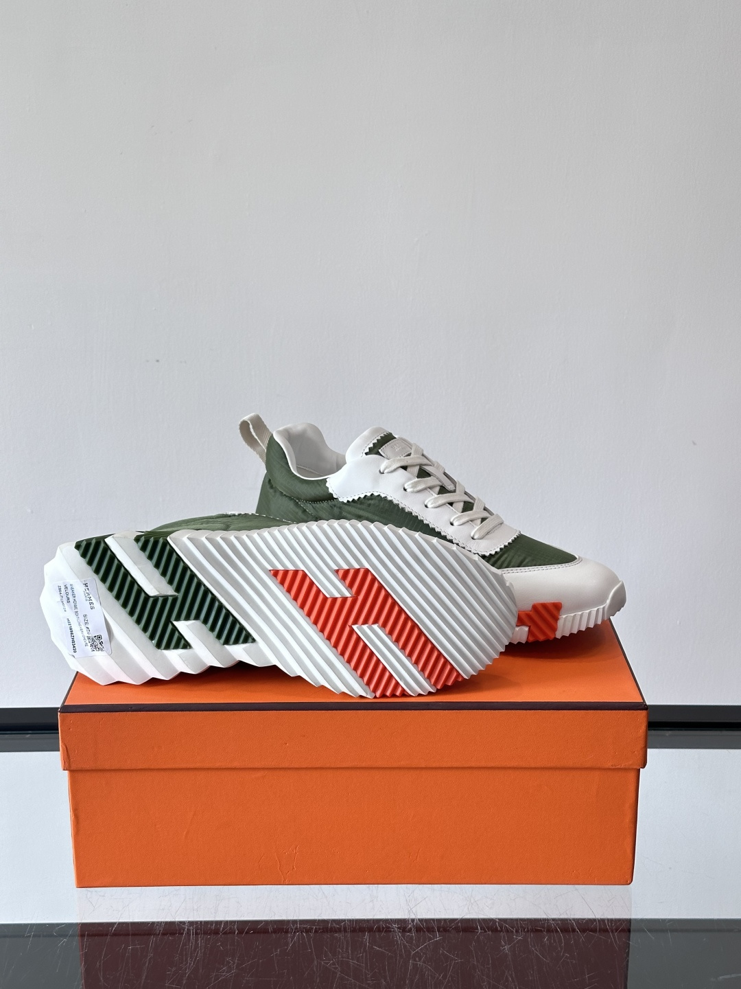 爱马仕Bouncing系列运动鞋🏋️，鞋侧橙色“H”超吸睛！鞋面是小牛皮+科技网布拼接，轻盈又有支撑力，