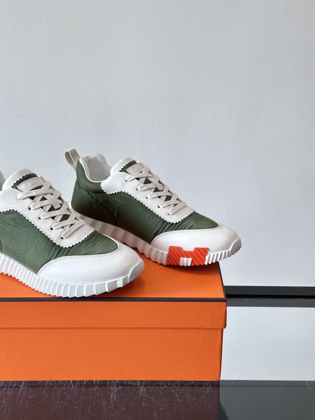 爱马仕Bouncing系列运动鞋🏋️，鞋侧橙色“H”超吸睛！鞋面是小牛皮+科技网布拼接，轻盈又有支撑力，