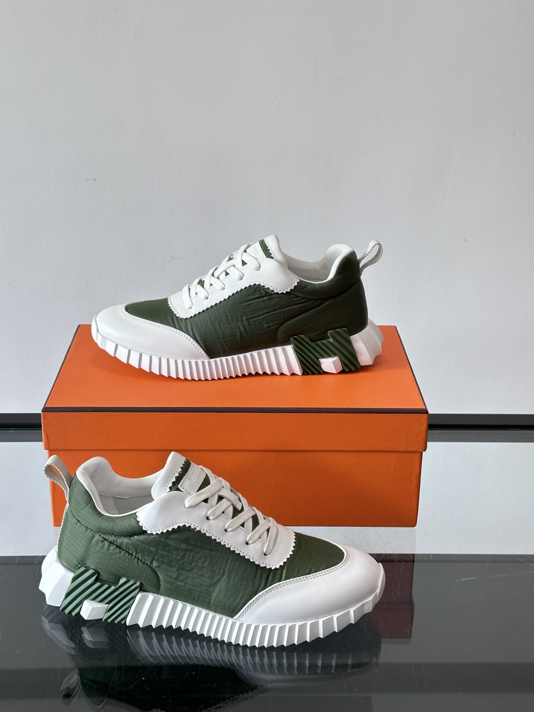 爱马仕Bouncing系列运动鞋🏋️，鞋侧橙色“H”超吸睛！鞋面是小牛皮+科技网布拼接，轻盈又有支撑力，