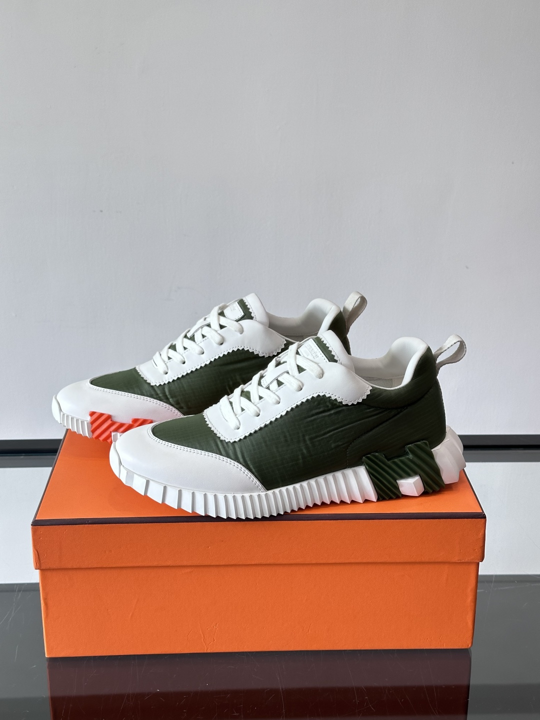 爱马仕Bouncing系列运动鞋🏋️，鞋侧橙色“H”超吸睛！鞋面是小牛皮+科技网布拼接，轻盈又有支撑力，