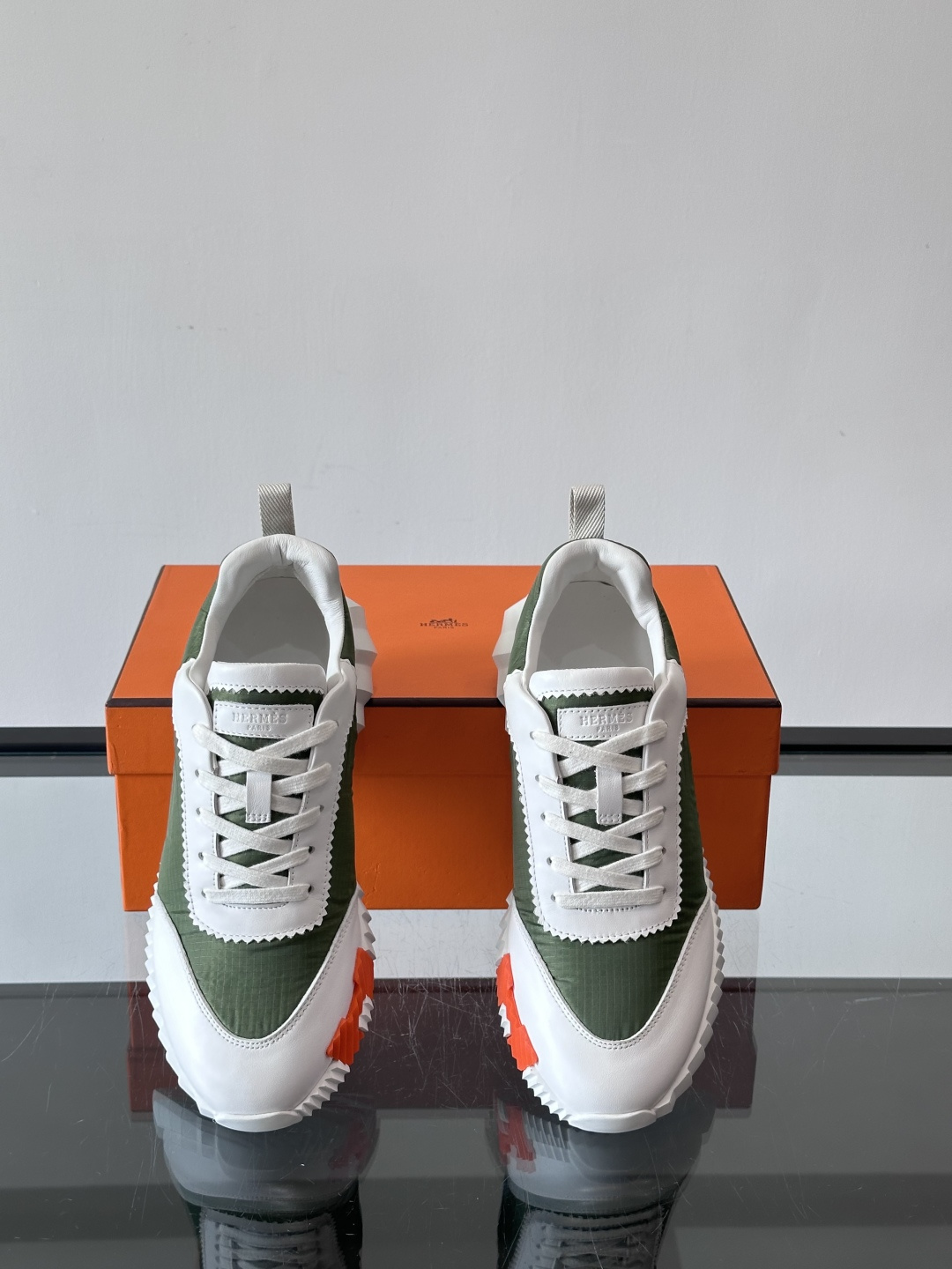 爱马仕Bouncing系列运动鞋🏋️，鞋侧橙色“H”超吸睛！鞋面是小牛皮+科技网布拼接，轻盈又有支撑力，