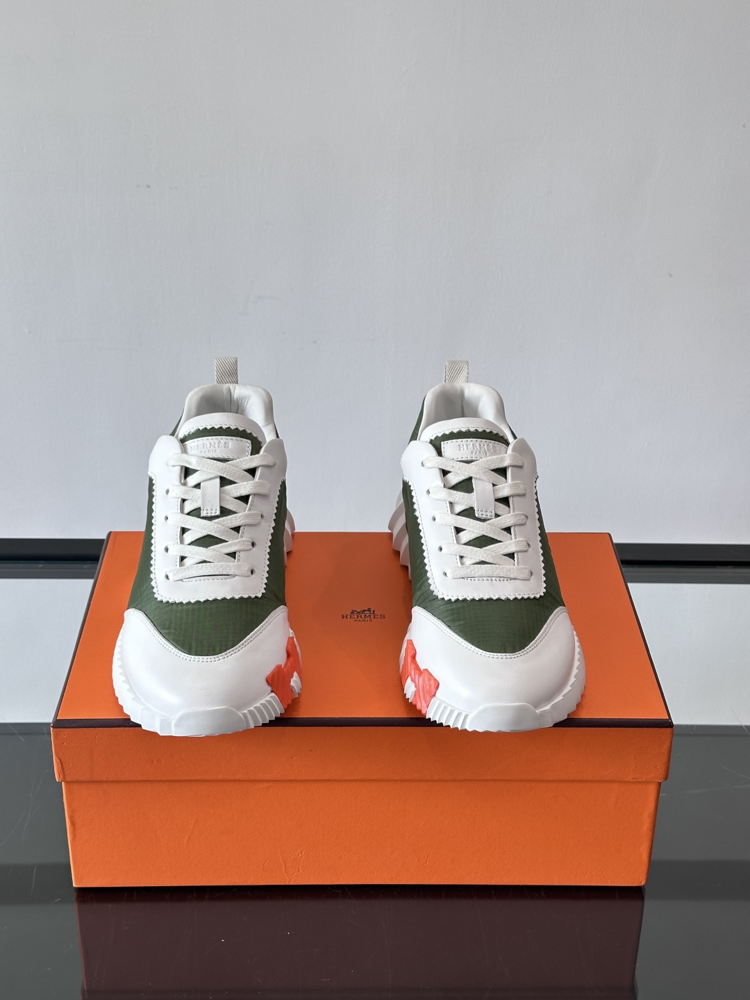 爱马仕Bouncing系列运动鞋🏋️，鞋侧橙色“H”超吸睛！鞋面是小牛皮+科技网布拼接，轻盈又有支撑力，