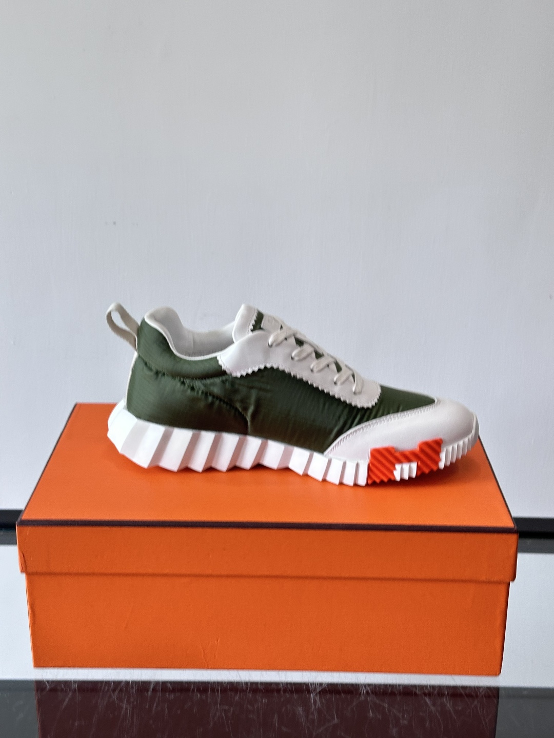 爱马仕Bouncing系列运动鞋🏋️，鞋侧橙色“H”超吸睛！鞋面是小牛皮+科技网布拼接，轻盈又有支撑力，